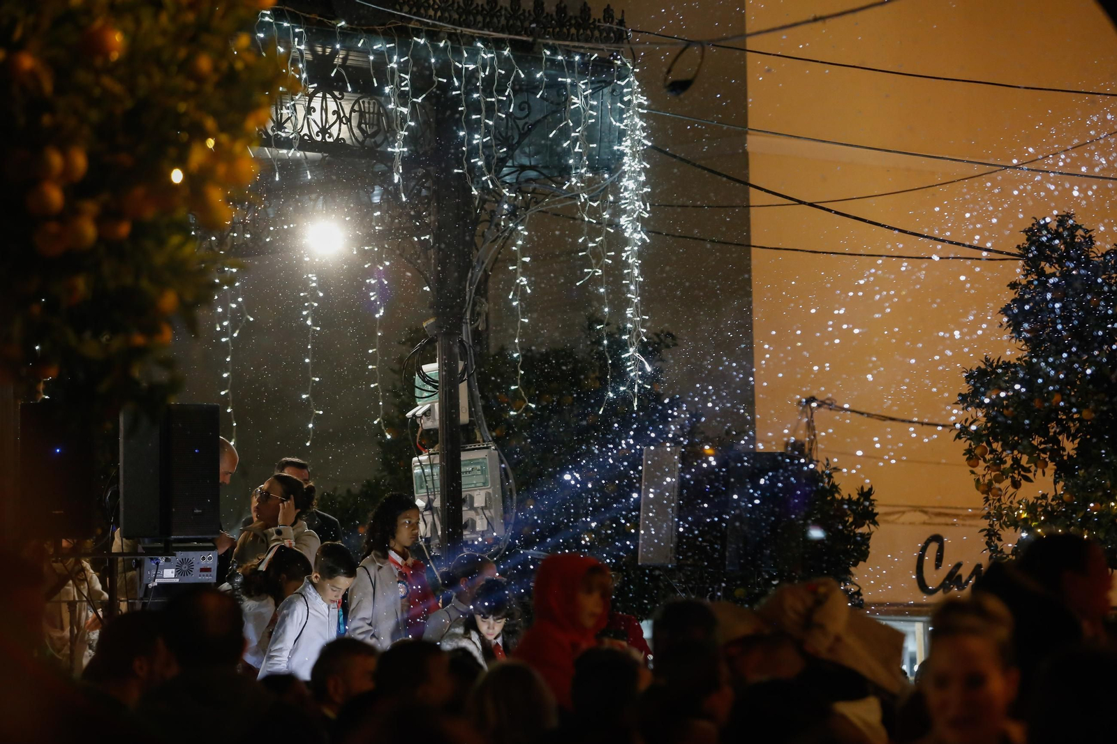Fotos del encendido del alumbrado navideño en Los Barrios y la gran nevada artificial