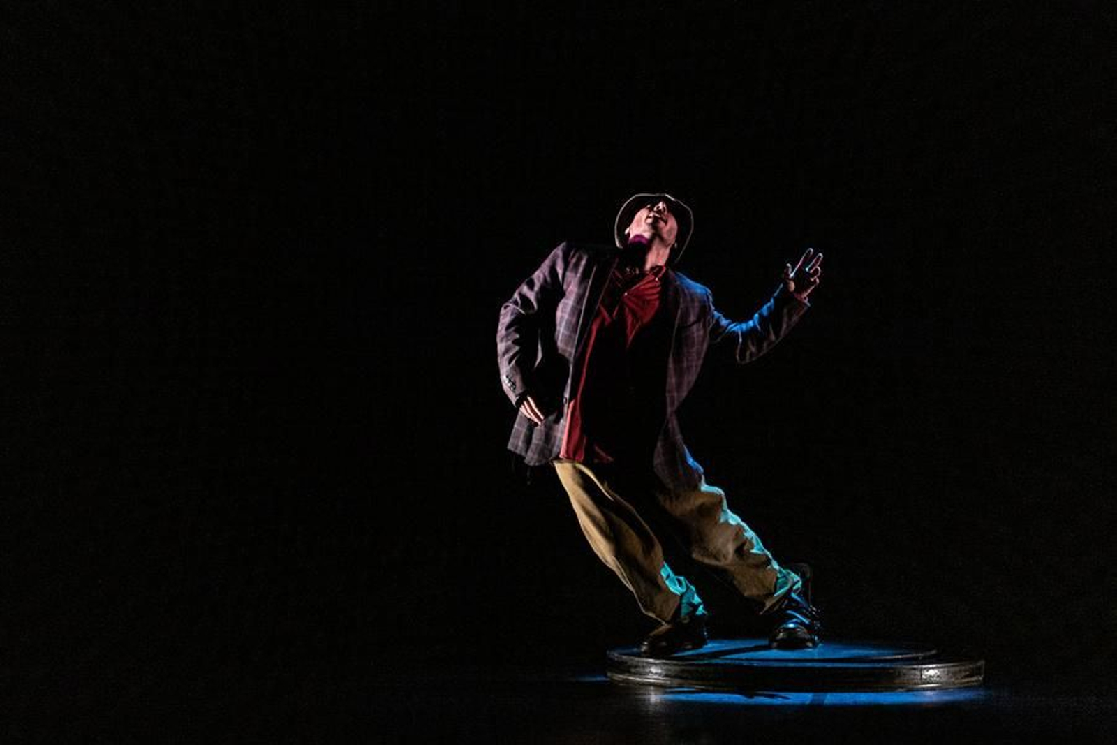 El bailarín en la rueda giratoria con la que comienza la pieza.