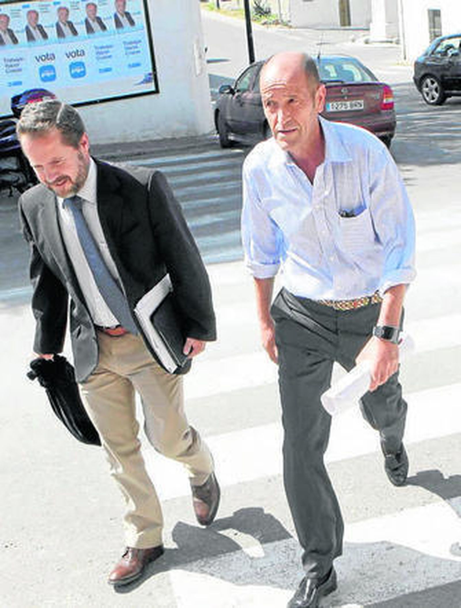 Izqda. Juan José Medina con su agobiado, José Carlos Lara, dcha. Francisco Terán, ayer en los Juzgados de Paz.