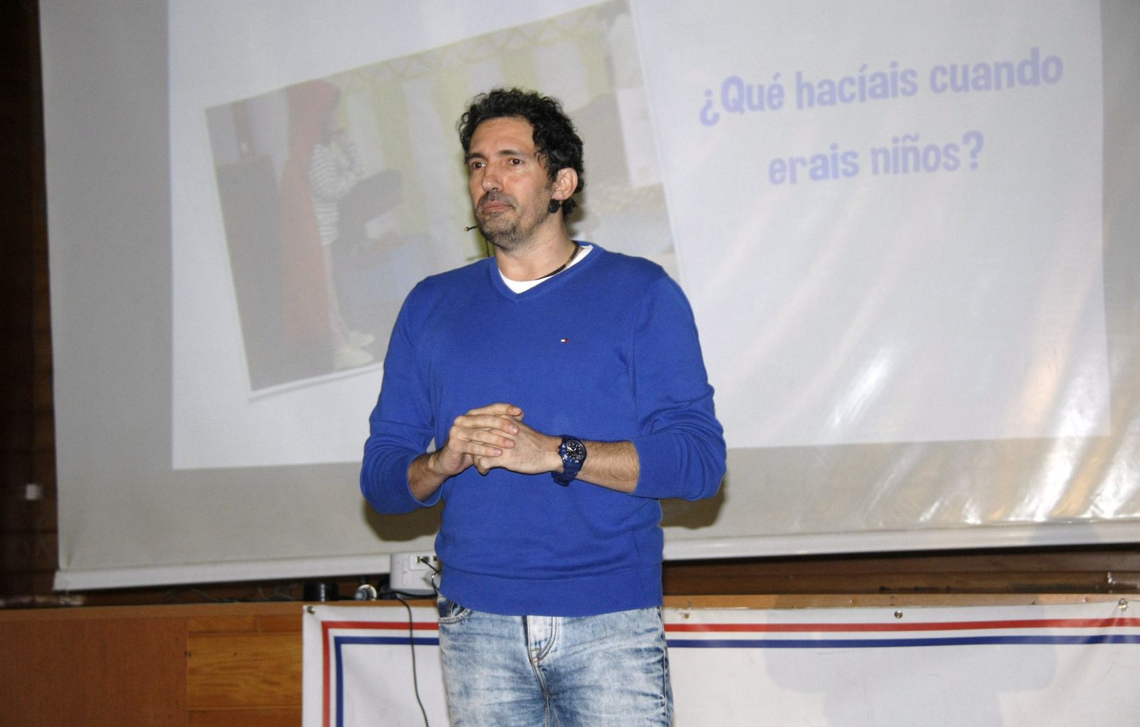 El profesor César Bona, en la tarde del martes durante su conferencia en El Centro Inglés.