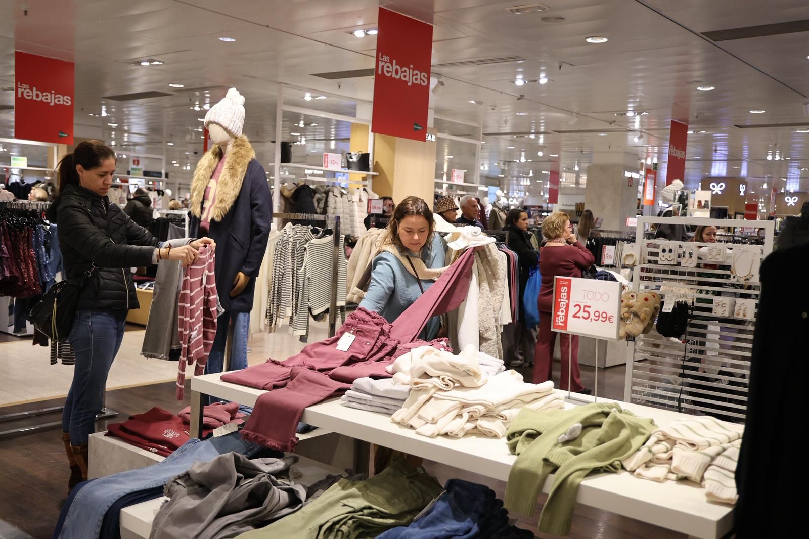 Onubenses el primer día de rebajas en El Corte Inglés de Huelva.