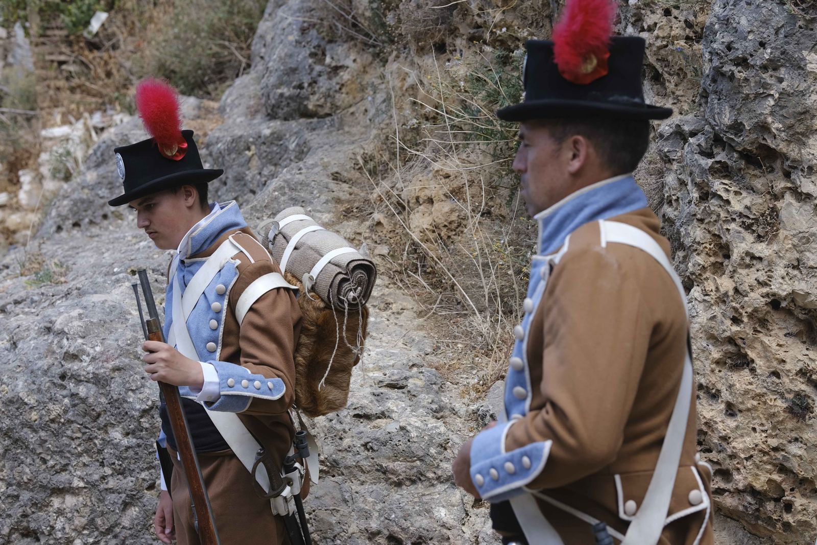 Soldados españoles junto a las murallas.
