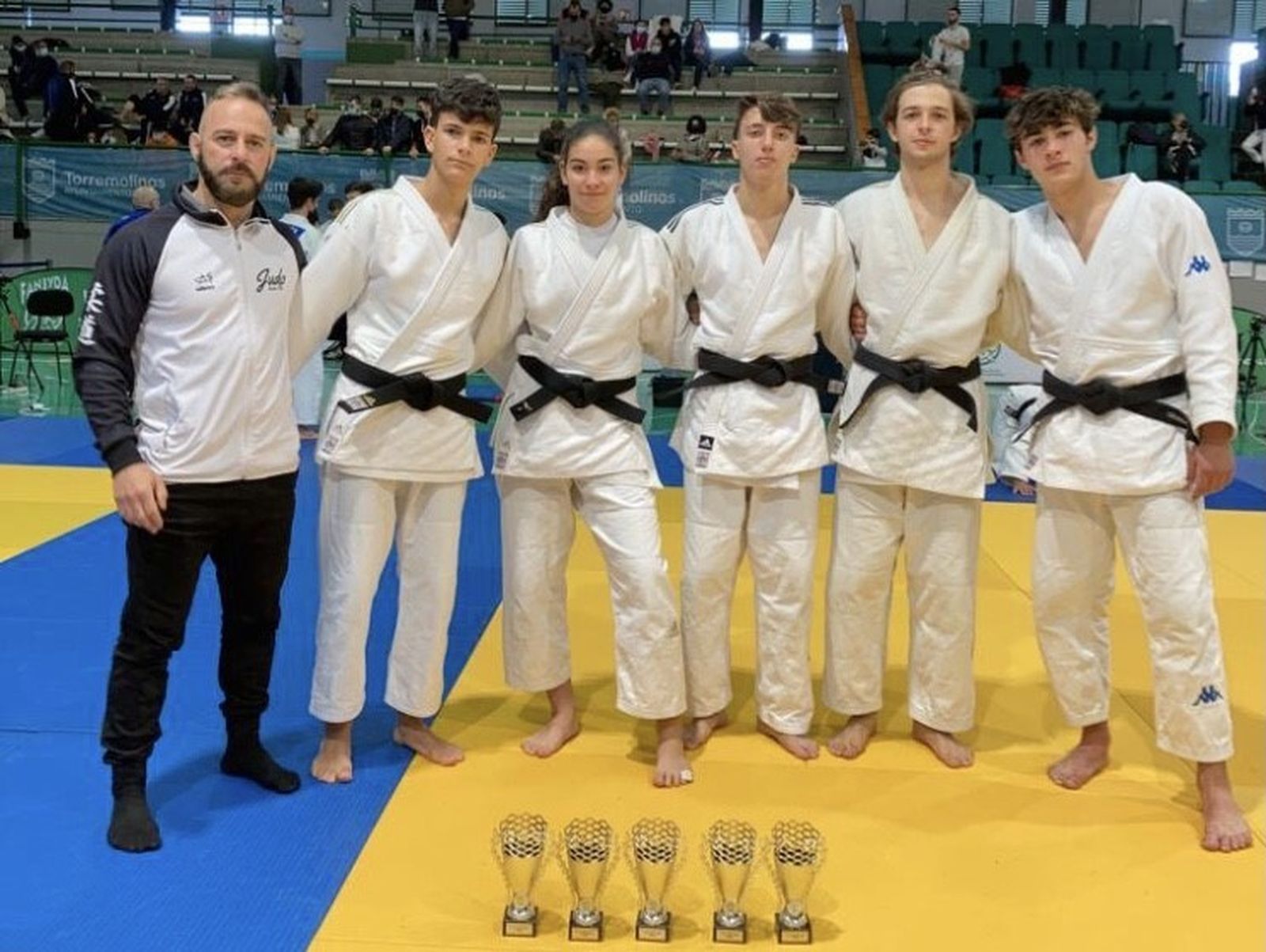 Los representantes del TSV Huelva, junto a su entrenador, en Torremolinos.