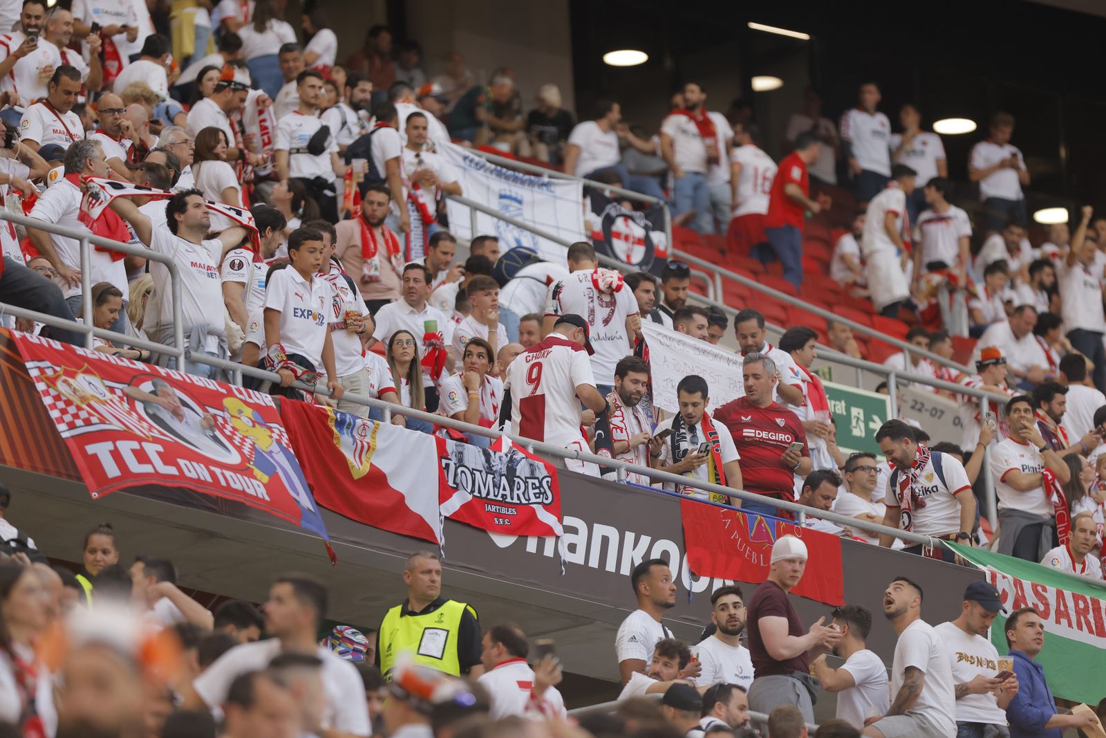 Búscate en las fotos del Sevilla-Roma