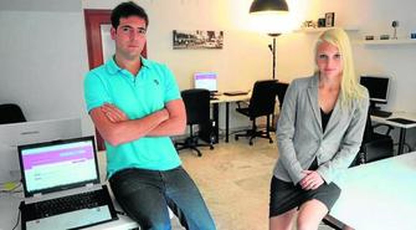 José Antonio Jiménez y Susanna Mettomaki, socios fundadores de Spain y Europe-Internship, en las instalaciones de la empresa en Sevilla.