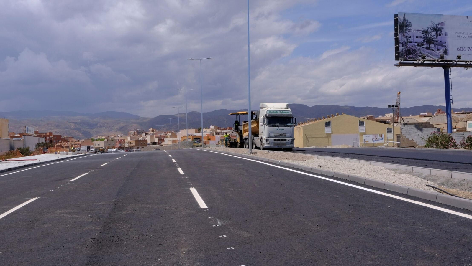 La útima descarga de asfalto para concluir la pavimentación se realizaba al mediodía de este lunes 5 de mayo