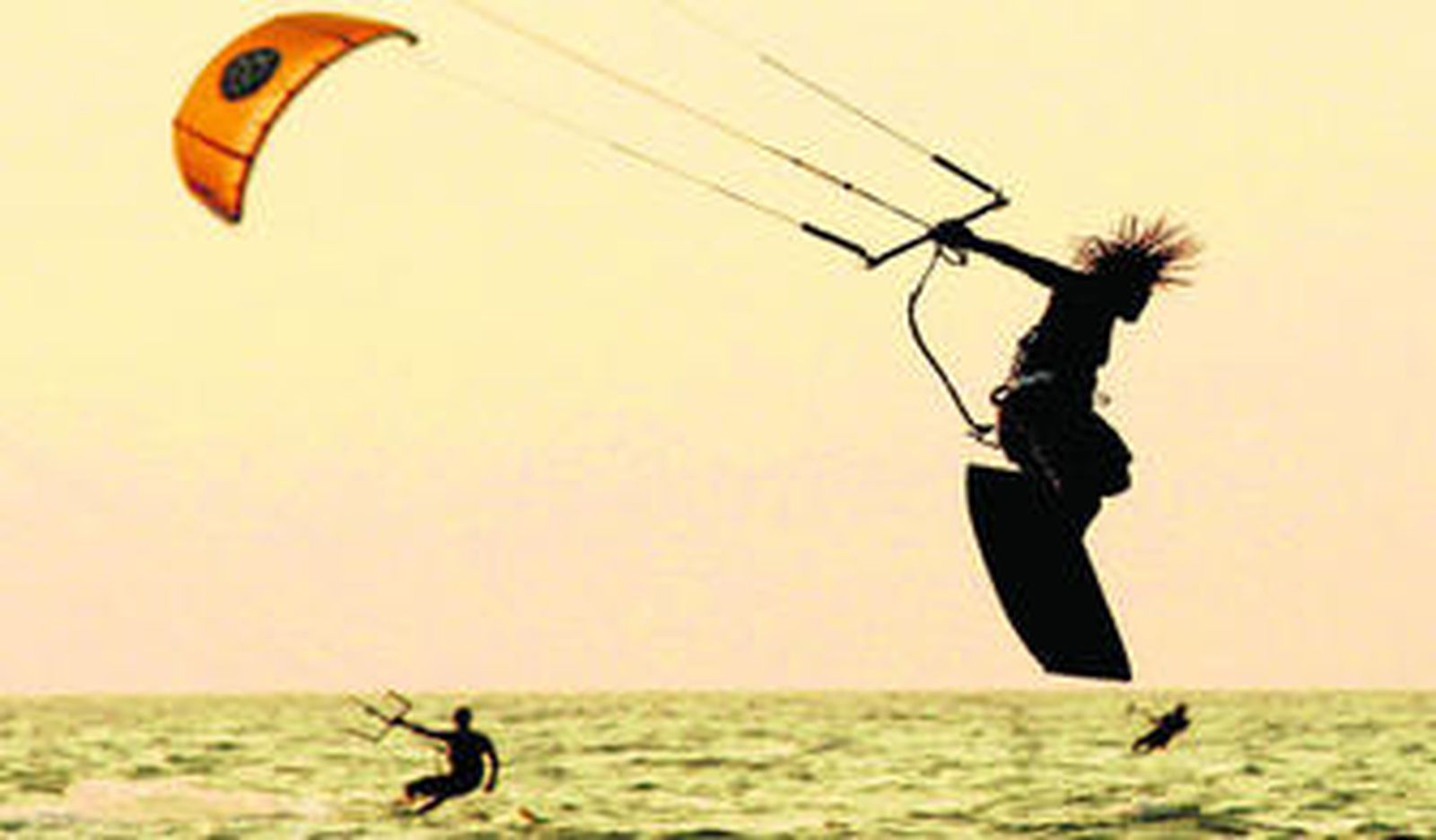 El kitesurf será protagonista hoy en la playa de La Barrosa.