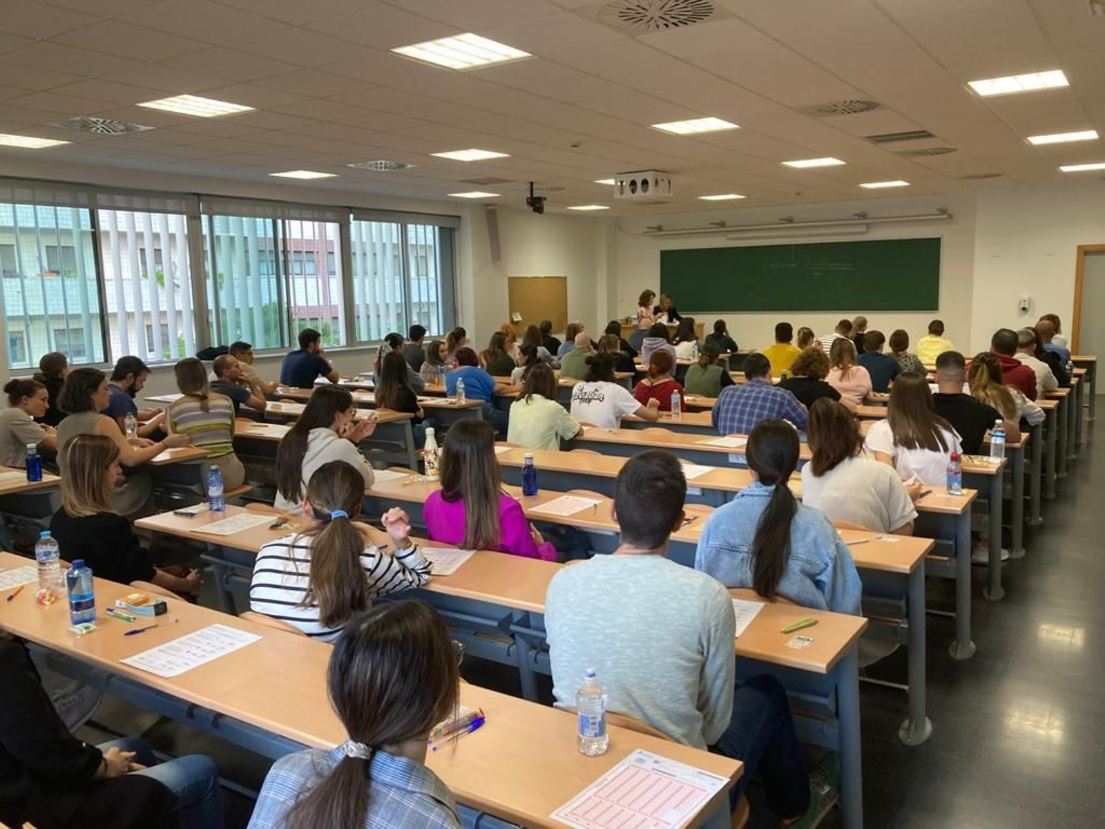 Profesionales de enfermería durante un examen anterior.
