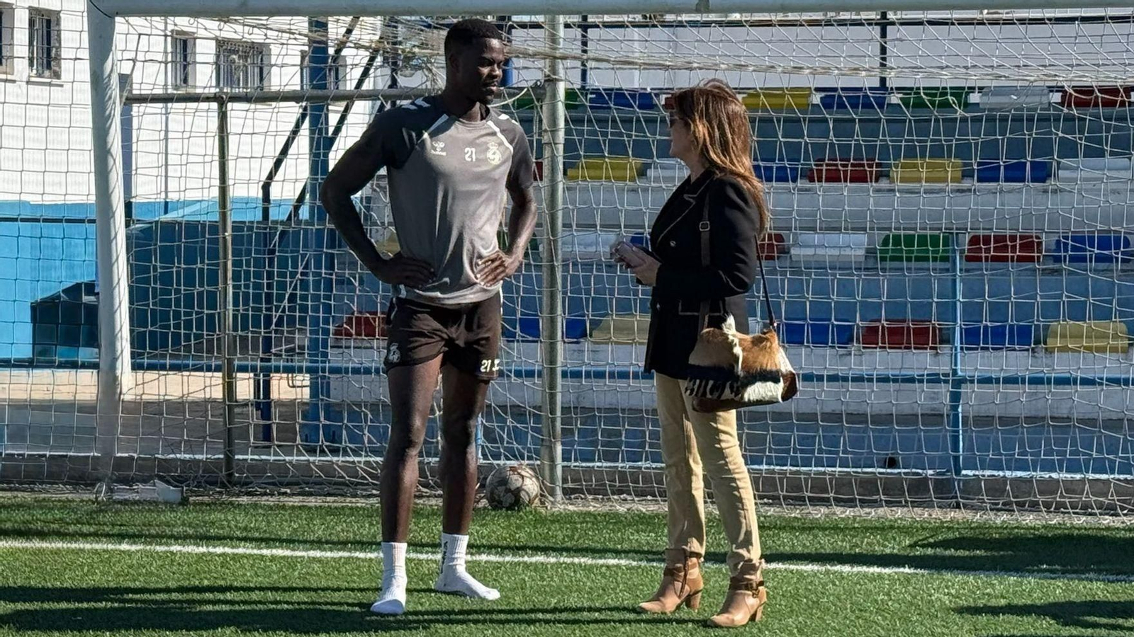 Cristian Boeteng y Mercedes Atanet conversan sobre uno de los campos de la Ciudad Deportiva