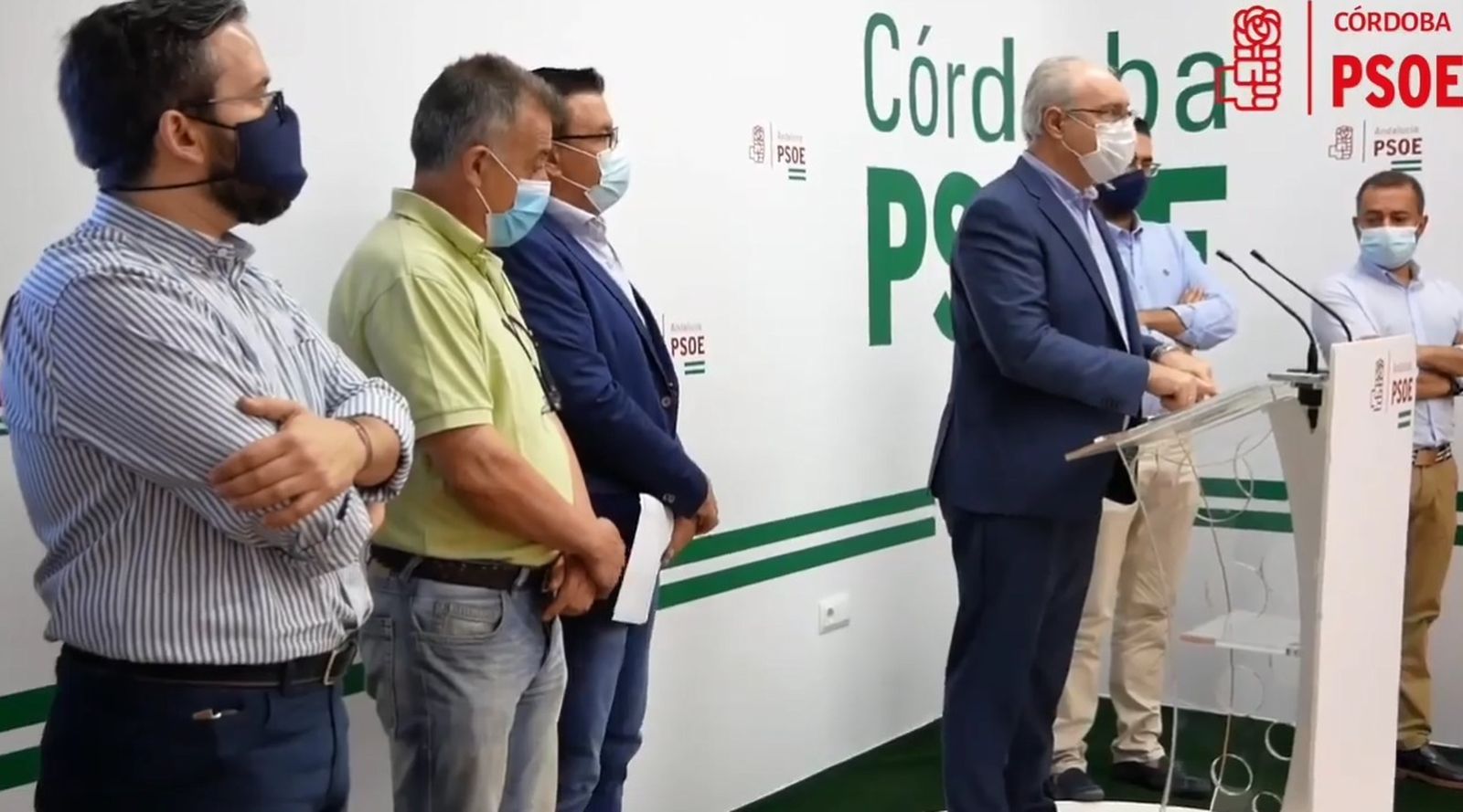 Juna Pablo Durán y alcaldes socialistas durante la rueda de prensa.