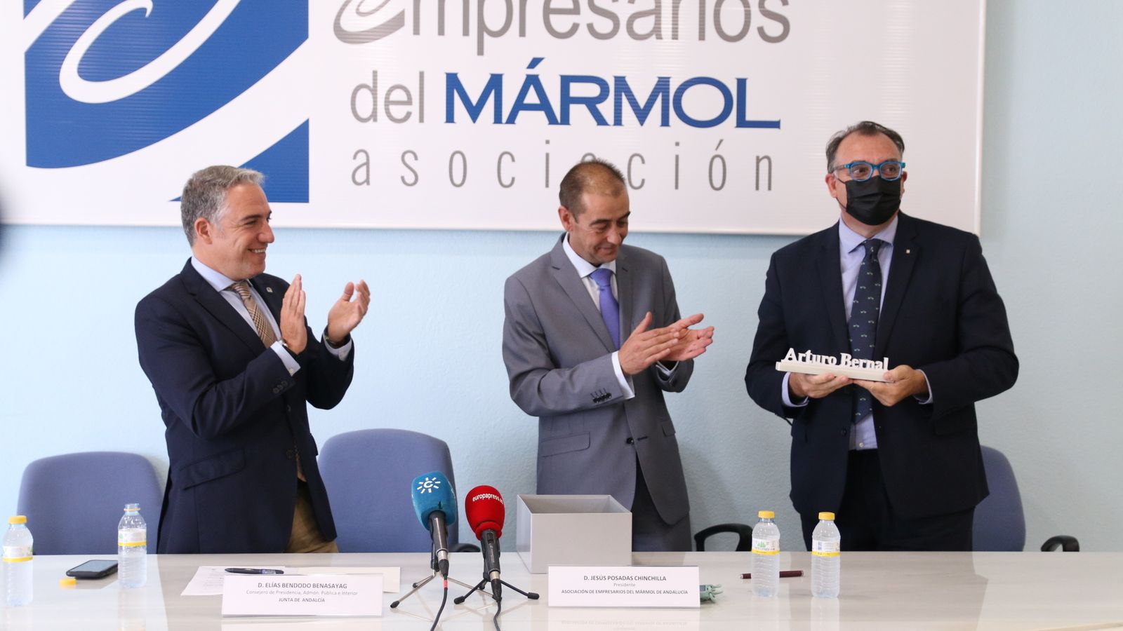 Se ha reconocido a las empresas que donaron las esculturas para agradecer a los sanitarios su trabajo durante la pandemia.