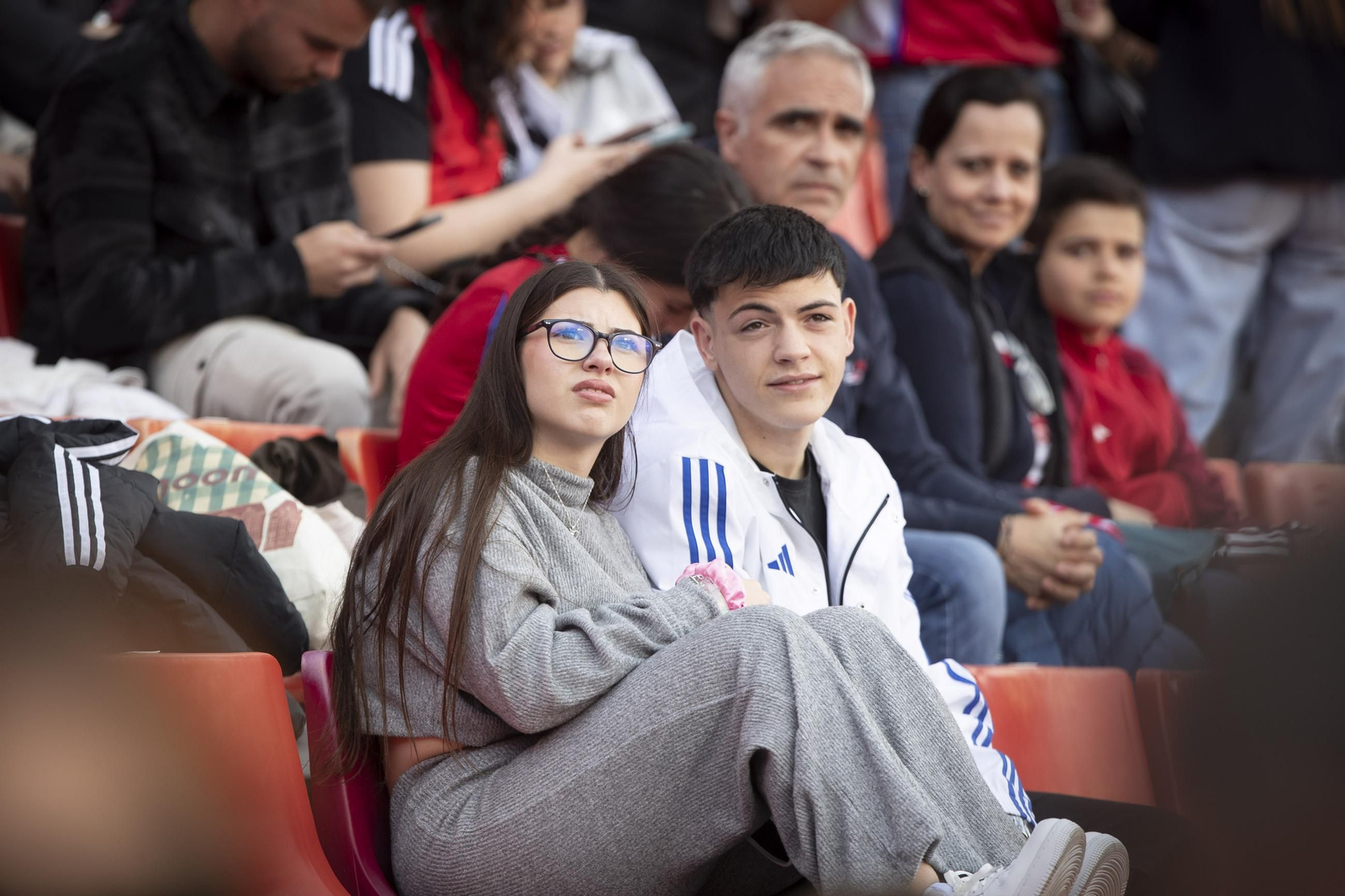 Encuéntrate en el recibimiento al Granada y la grada de Los Cármenes