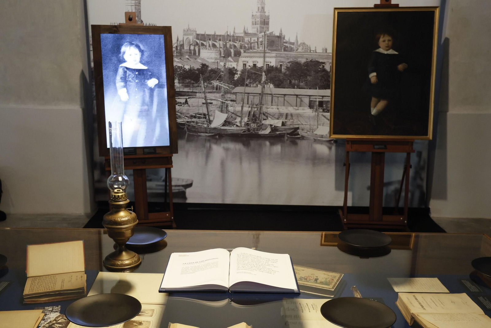 Las imágenes de la visita del Rey a la exposición de los Hermanos Machado en Sevilla