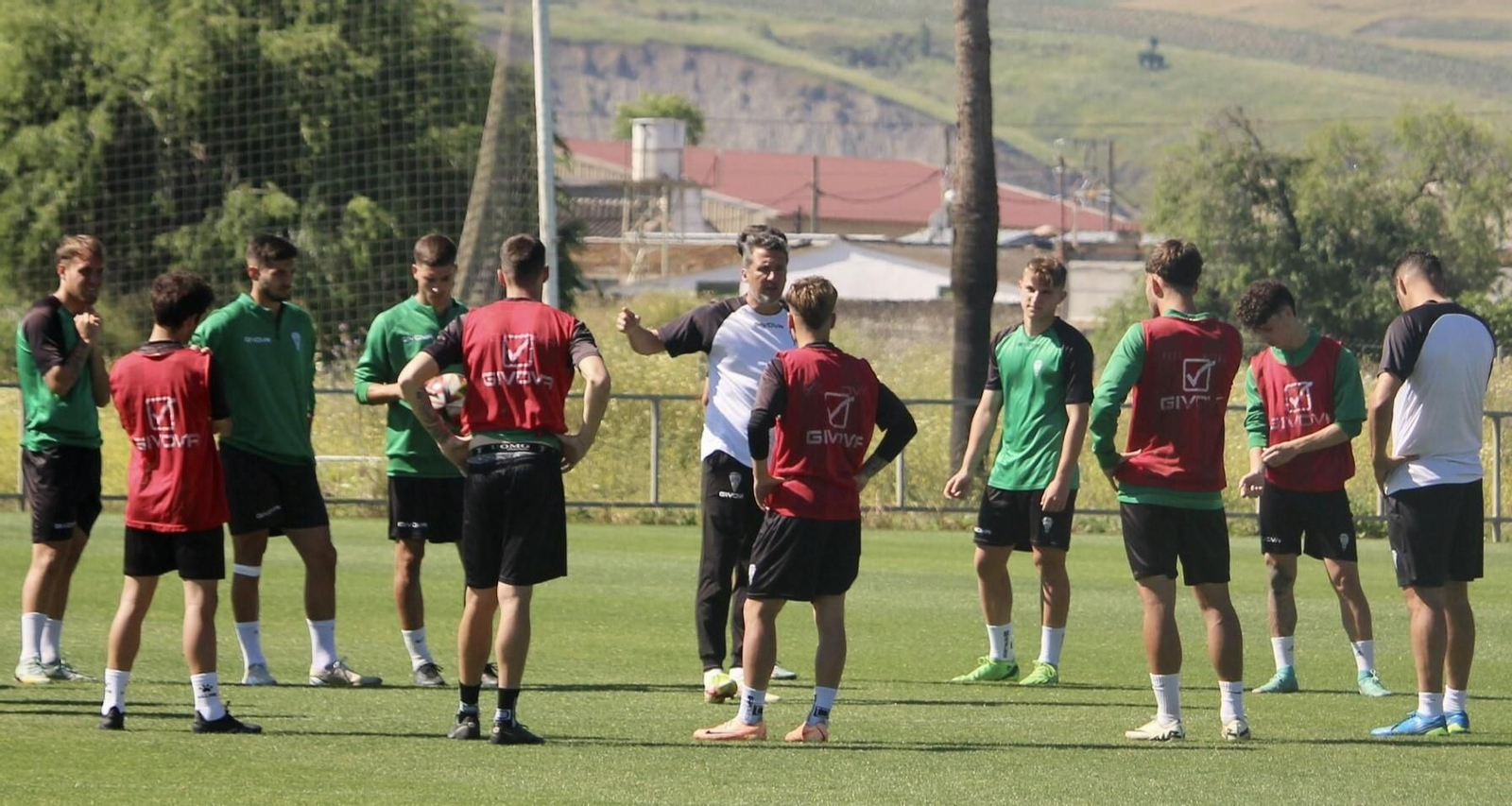 Gaspar Gálvez, técnico del Córdoba B, se dirige a sus jugadores en un entrenamiento.