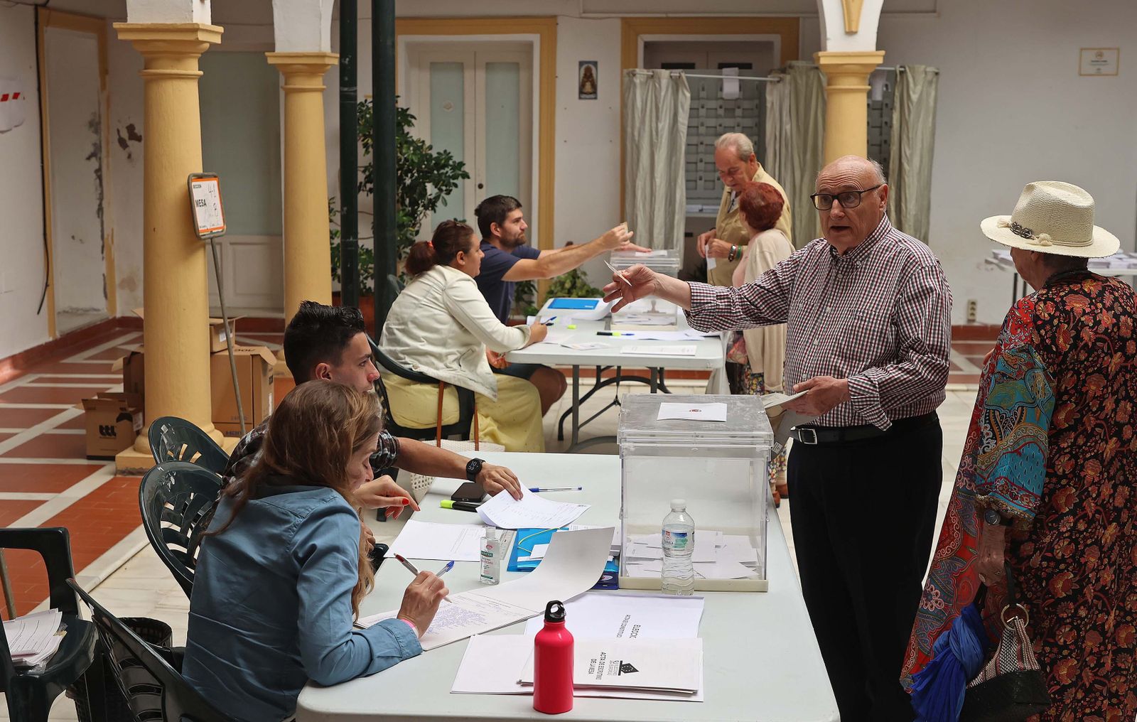 Imágenes de la jornada electoral para el Parlamento Europeo en Algeciras