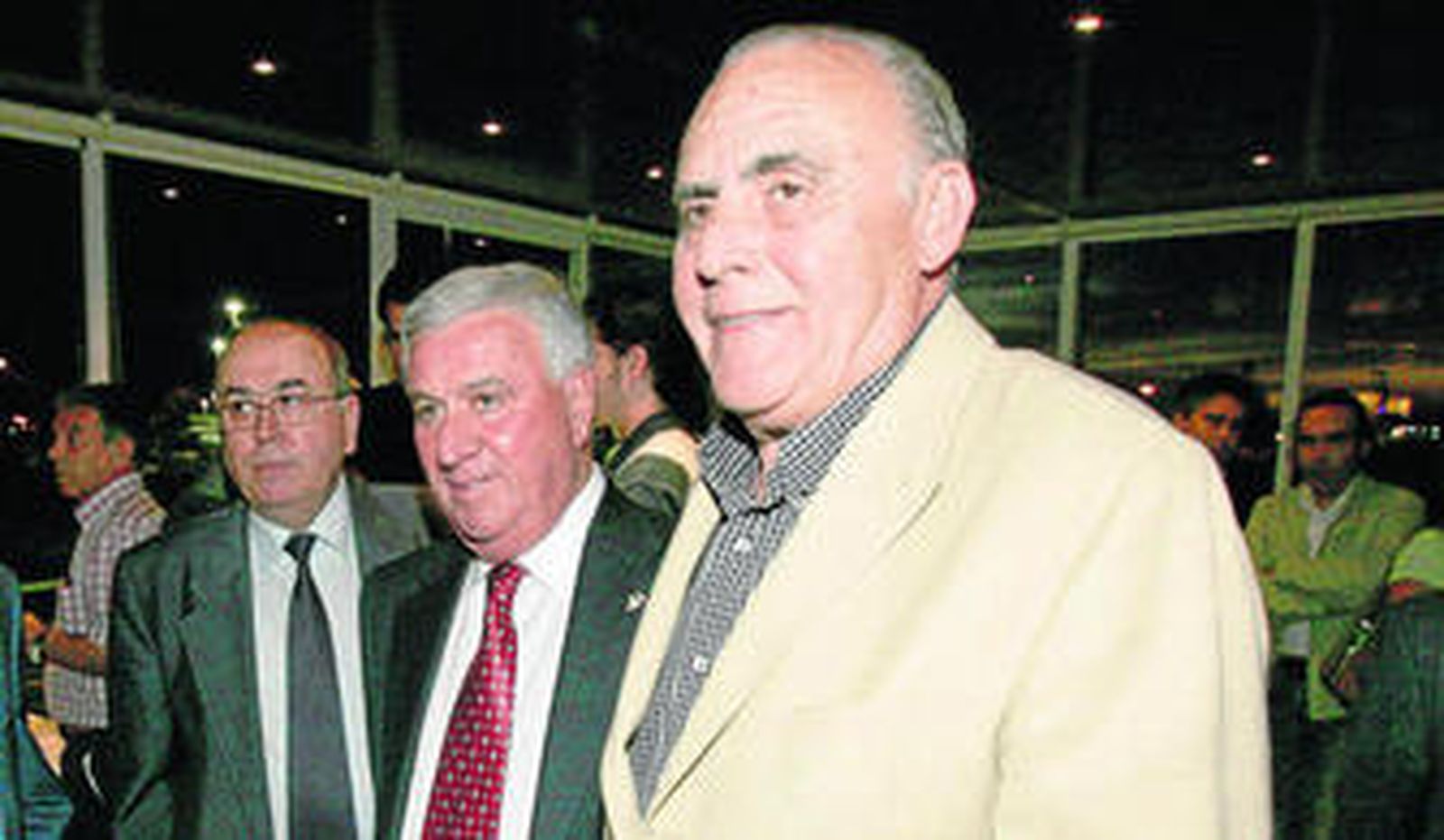 Puig (d) sonríe en compañía de dos buenos amigos que le dejó el Cádiz, Martín José García (i) y Federico González.