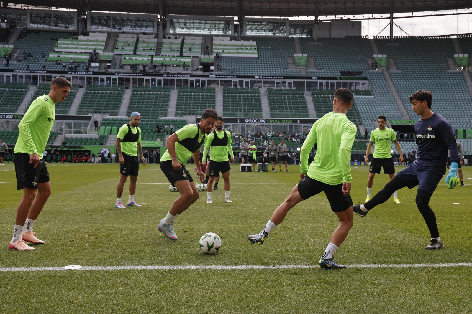 Las imágenes del entrenamiento del Betis en el Wroclaw Stadium Arena de Brestlavia