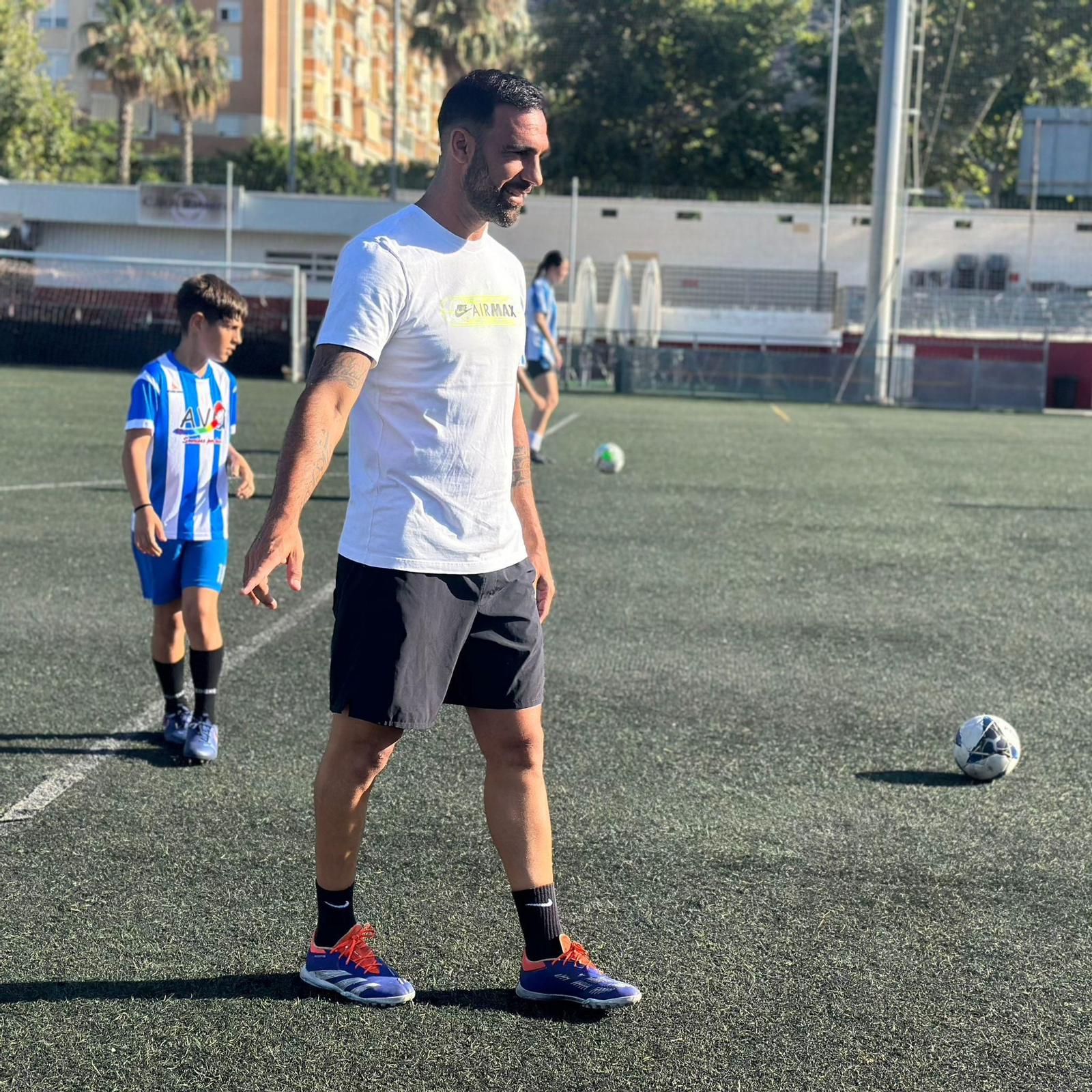 Leyendas del Málaga marcan un gol al cáncer infantil