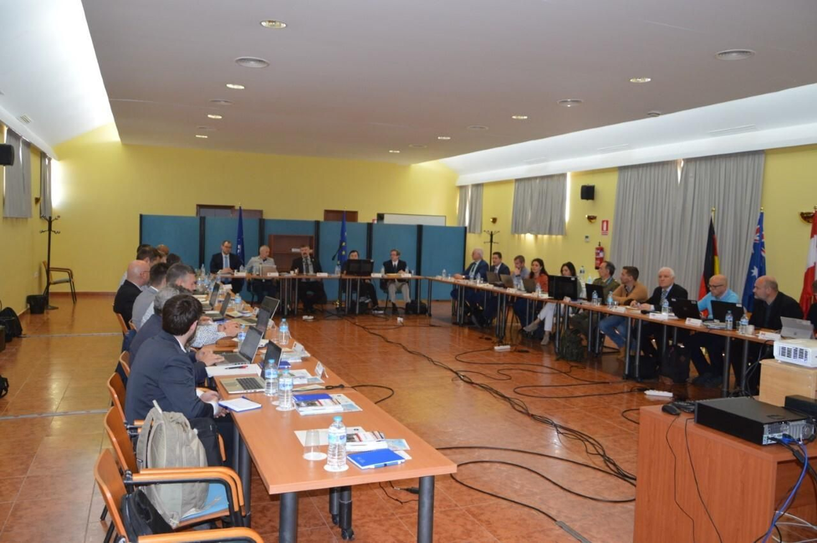 La reunión de ingenieros militares y civiles en el centro de Torregorda.