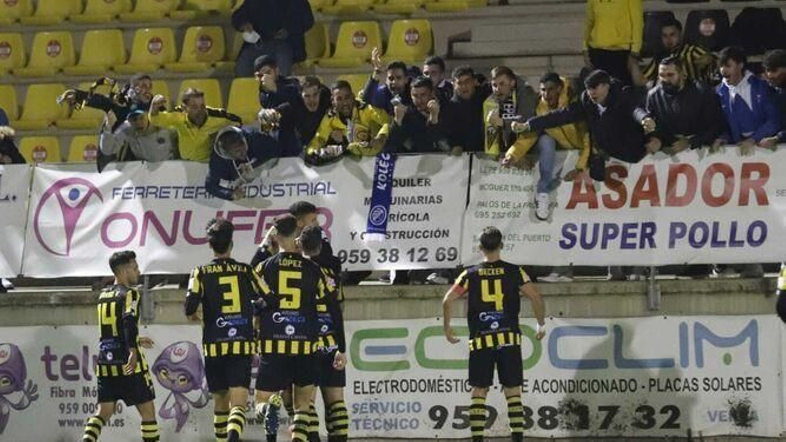 El San Roque ganó al Xerez DFC en la ida (4-2); en la imagen celebra uno de los goles. El San Roque ganó al Xerez DFC en la ida (4-2); en la imagen celebra uno de los goles.