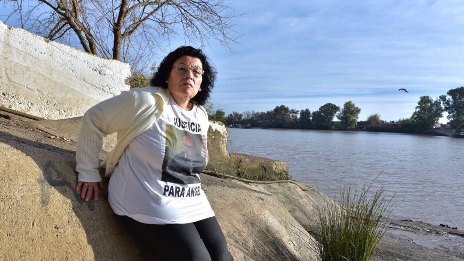La hija de la víctima, junto al río Guadalquivir
