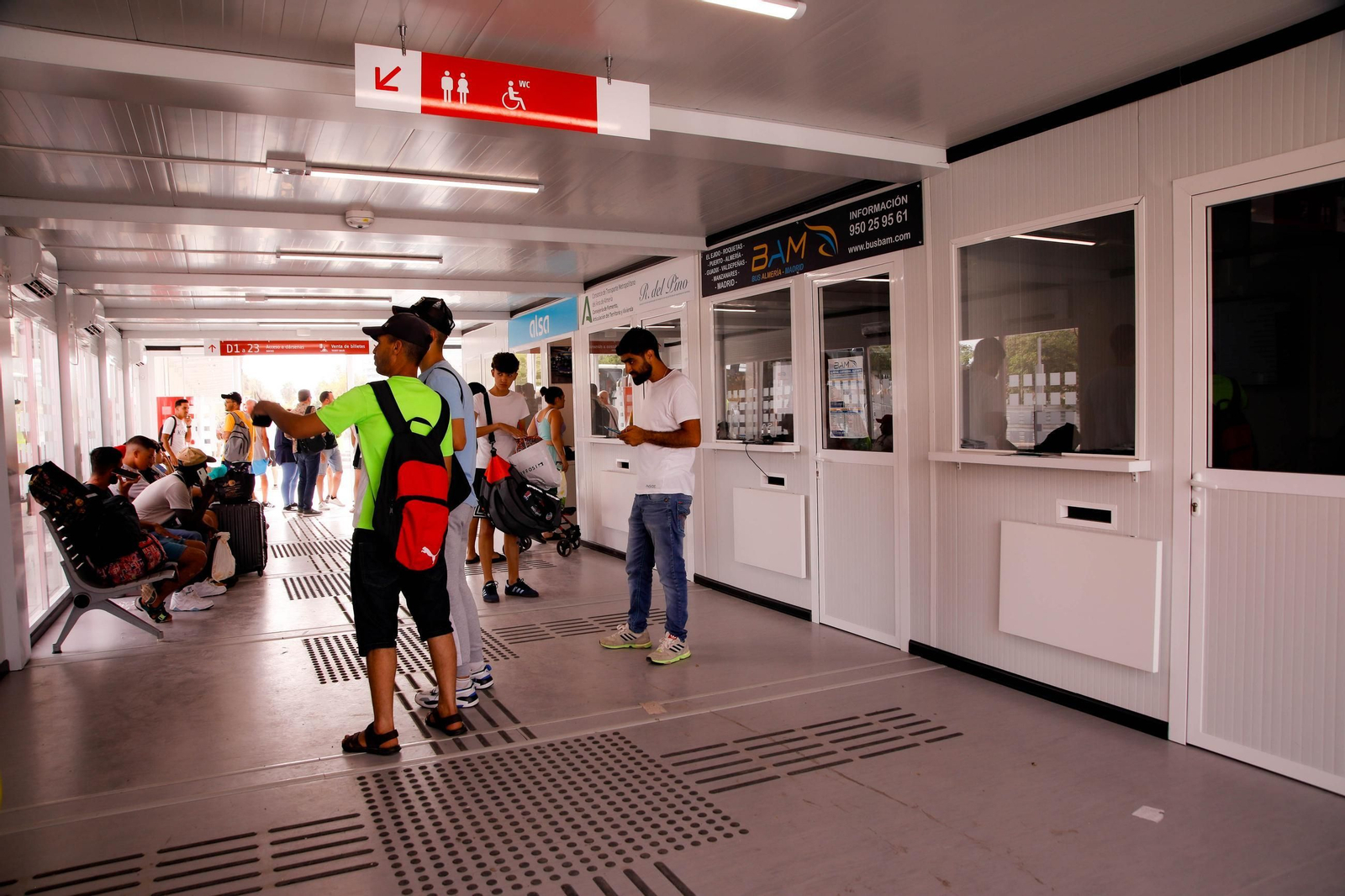 Imágenes del primer día de funcionamiento en la estación de bus en Almería