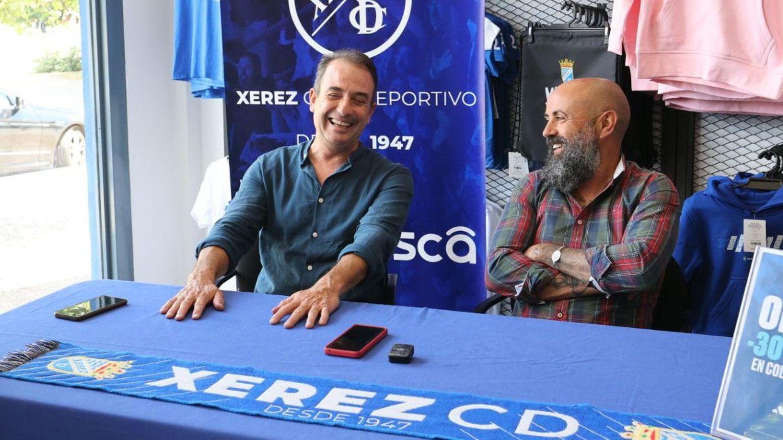 El presidente y el director deportivo bromean durante la comparecencia de prensa.