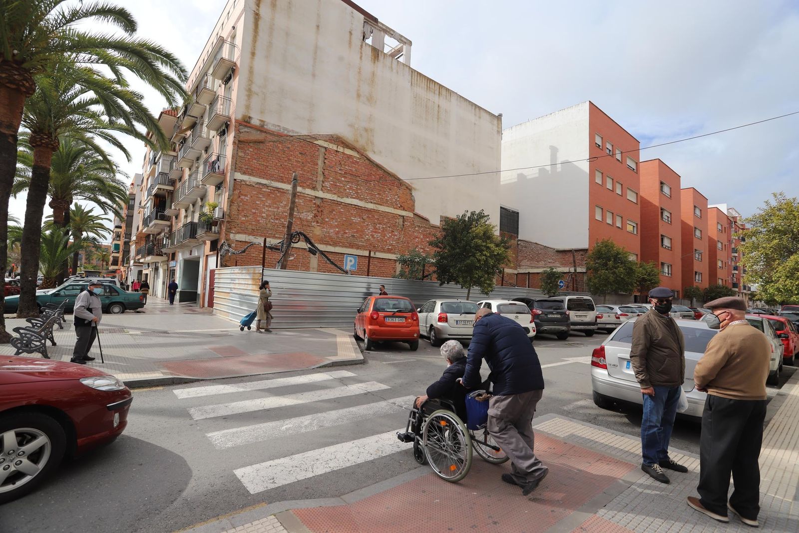 Esquina de la calle Fuenteheridos con los solares en los que se va a construir una nueva promoción de viviendas en la capital onubense.