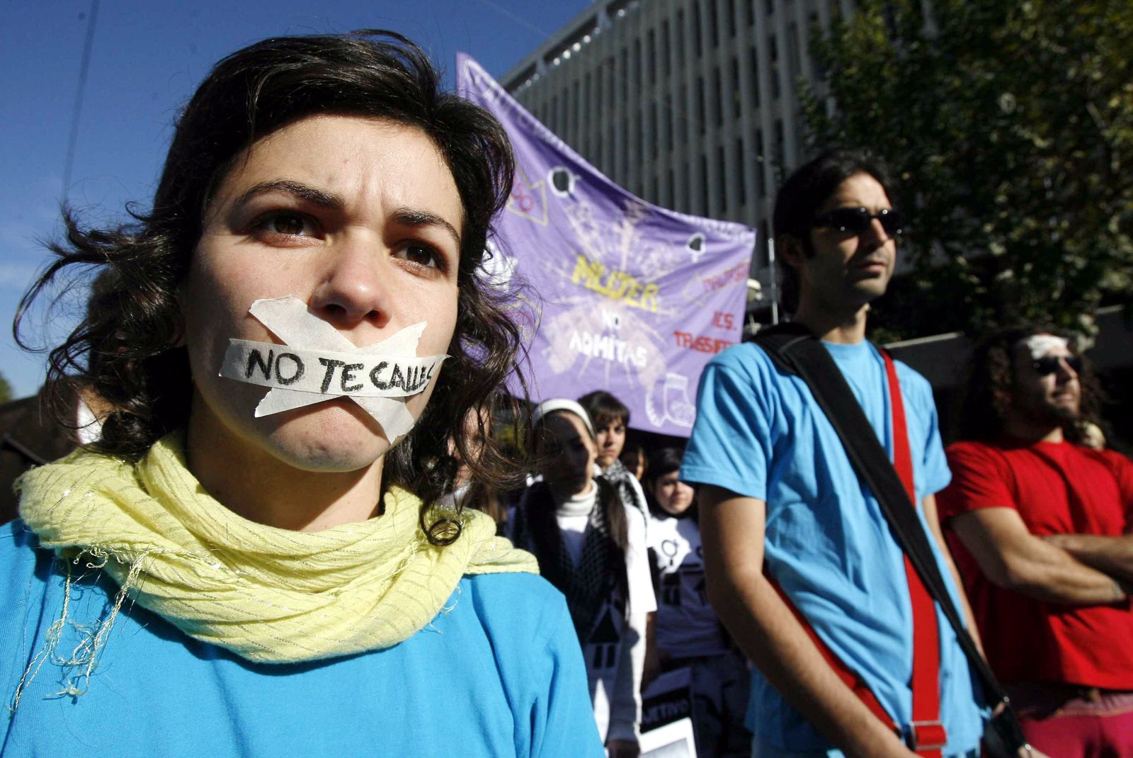 En España, durante el primer mes de confinamiento, las llamadas al 016 aumentaron un 31%