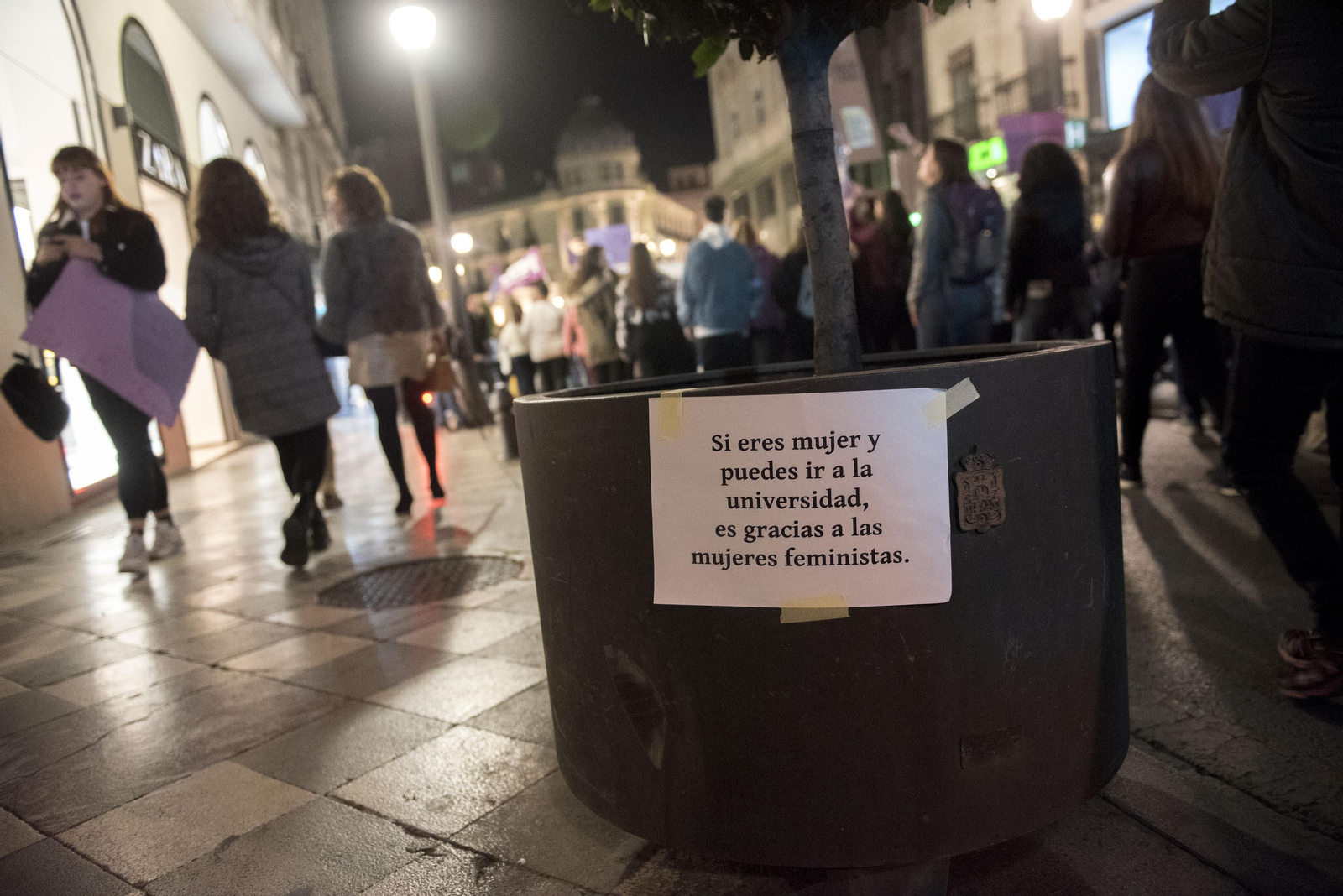 Granada se tiñe de morado con la ola feminista