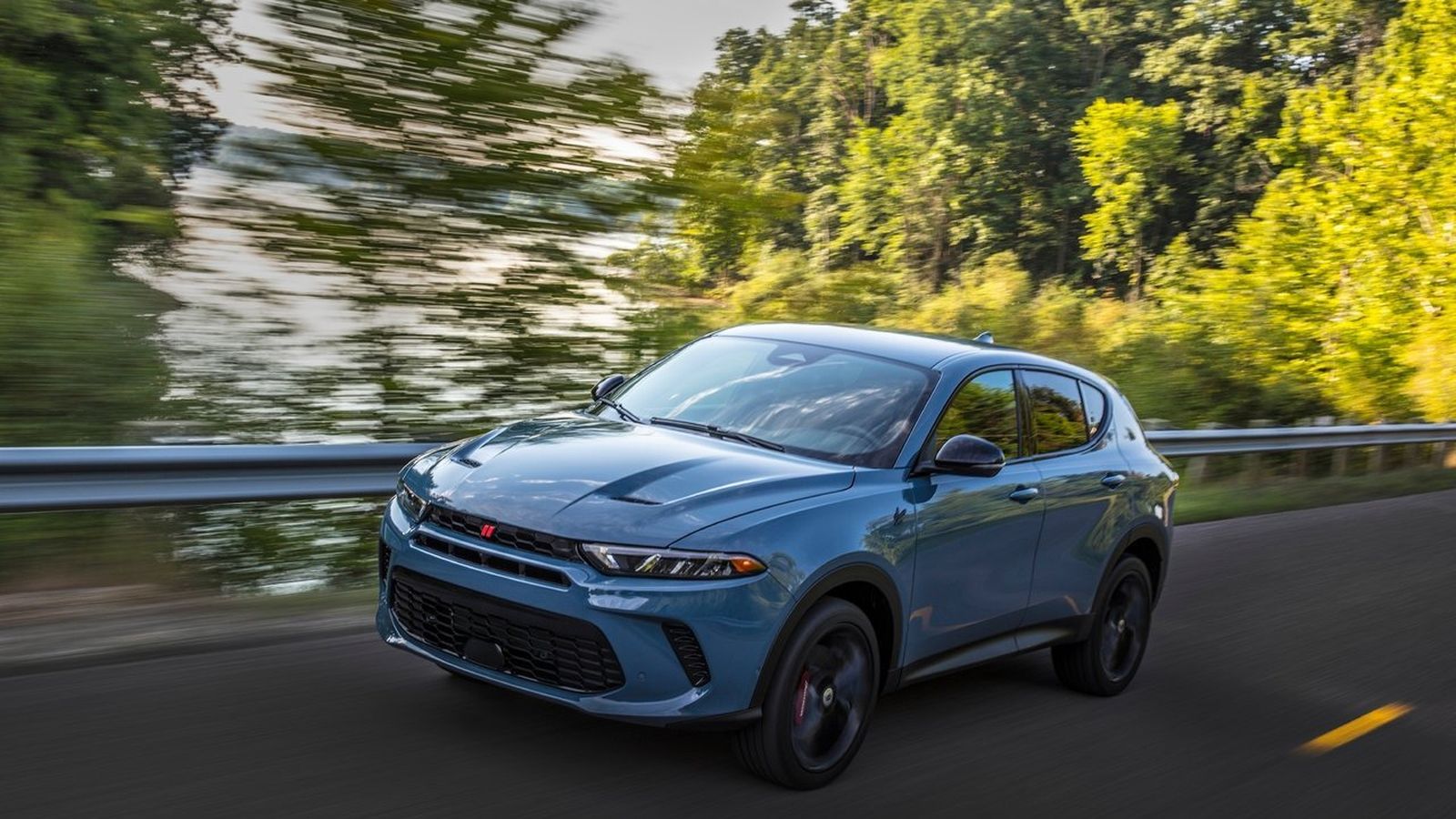 El Dodge Hornet es un SUV que emplea muchos elementos en su carrocería o mecánicos semejantes a los del Alfa Romeo Tonale. También un sistema de propulsión híbrido como el de éste.