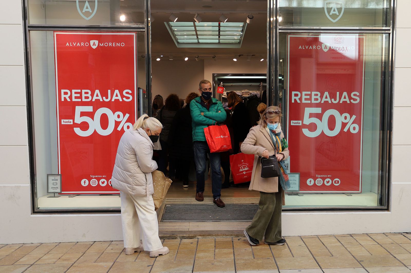 Imágenes del ambiente de rebajas por las calles del centro