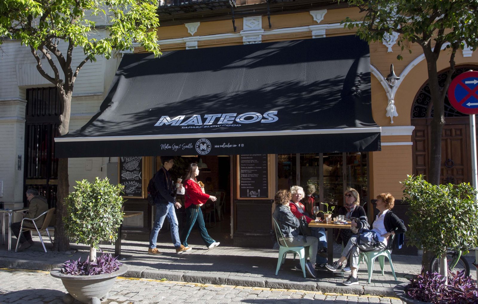 El toldo cuenta con publicidad en el faldón y volante, y las tres pizarras detallan carta del bar enclavado en el número 2 de Mateos Gago.
