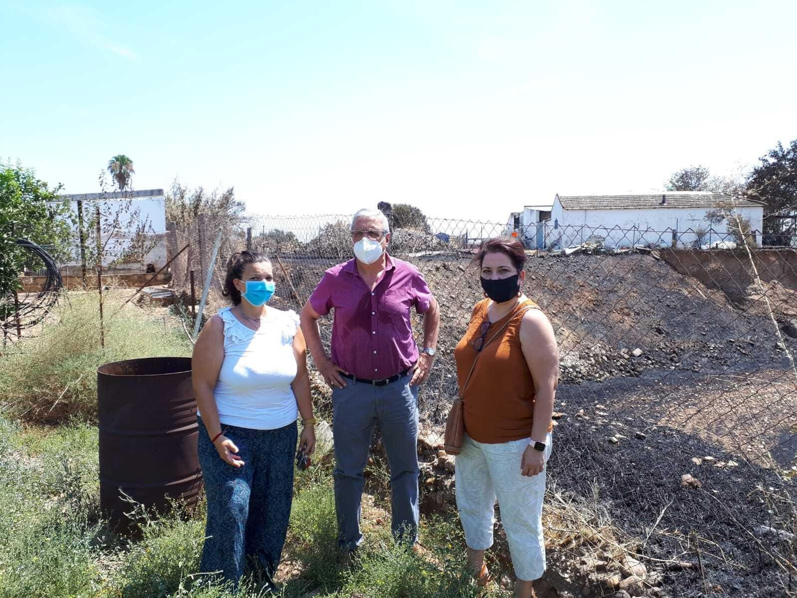 Rojas y Moya, durante su visita a la zona del incendio. Rojas y Moya, durante su visita a la zona del incendio.