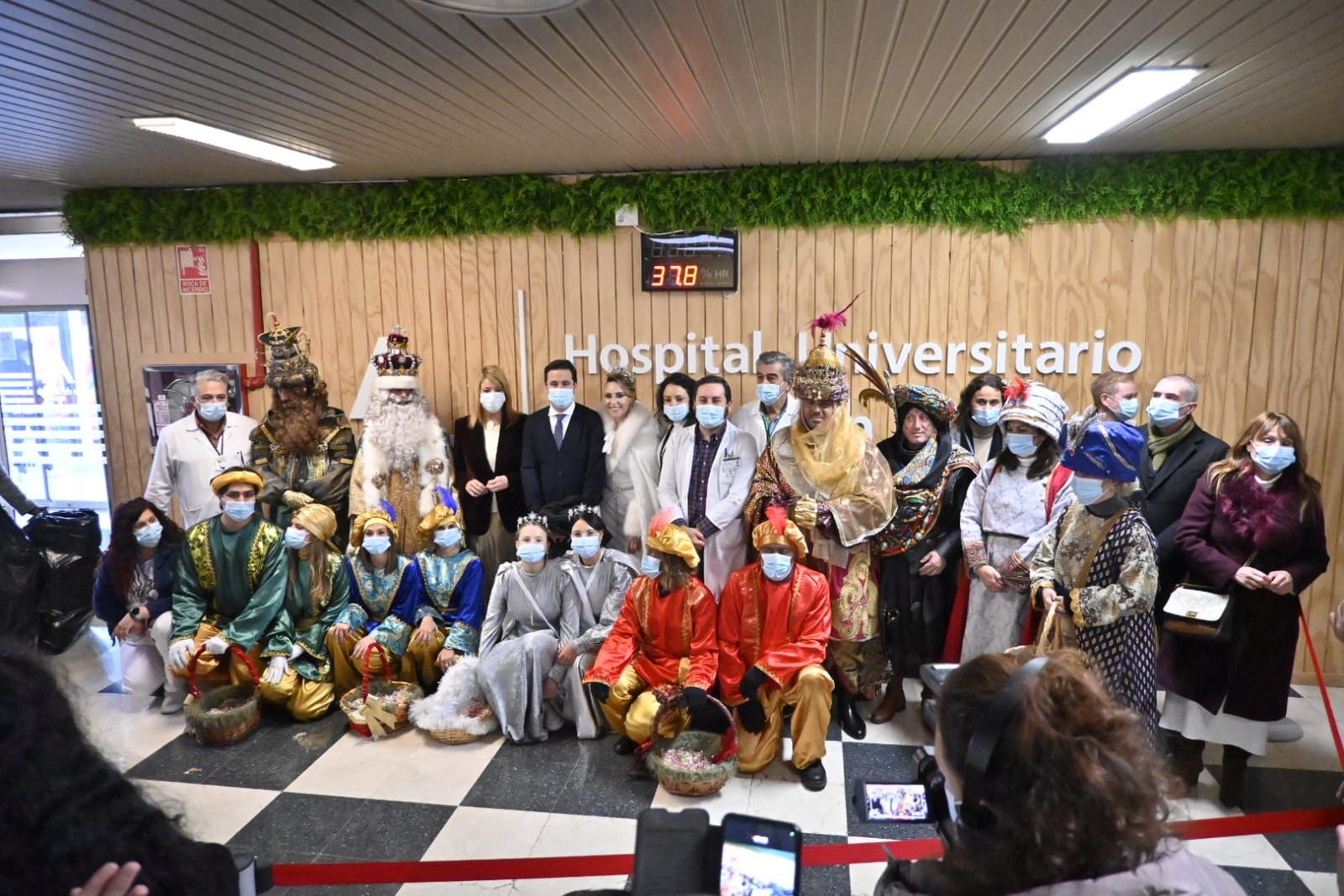 Los niños del Hospital Juan Ramón Jiménez de Huelva reciben la visita de los Reyes: las fotografías del emotivo momento