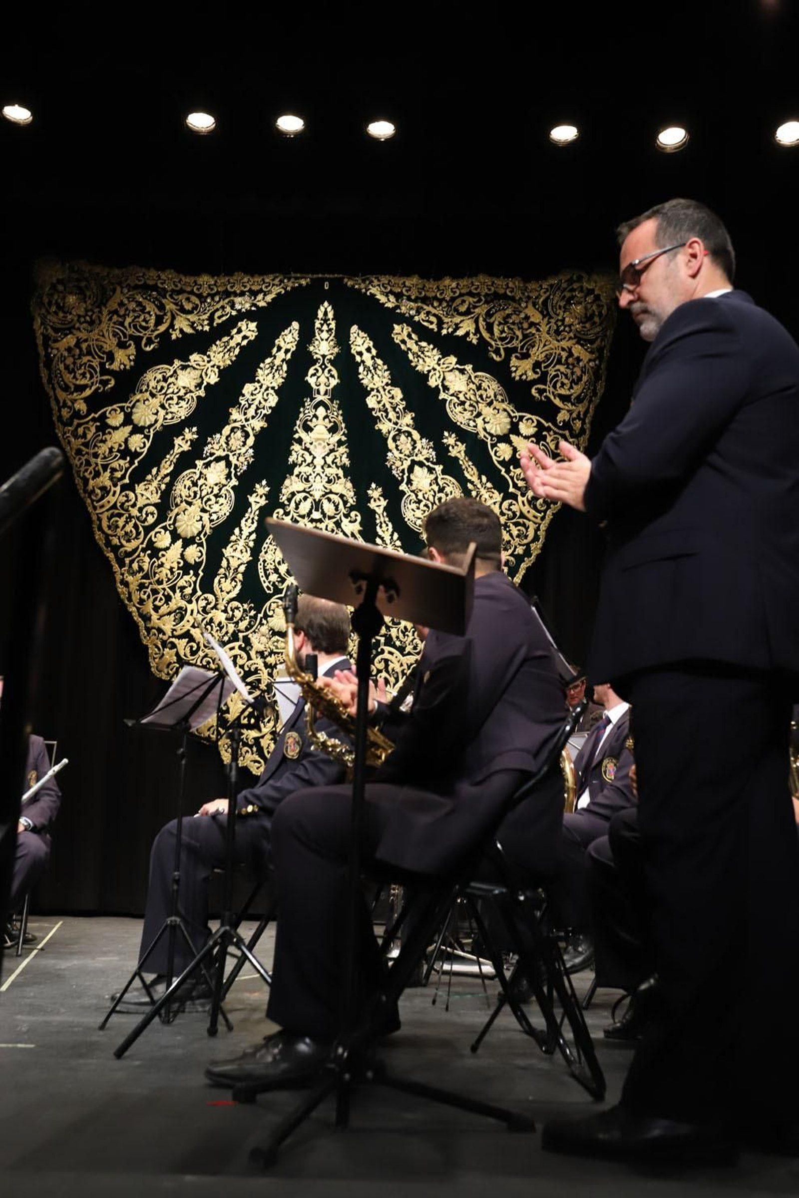 Presentan manto de la Virgen del Amor.