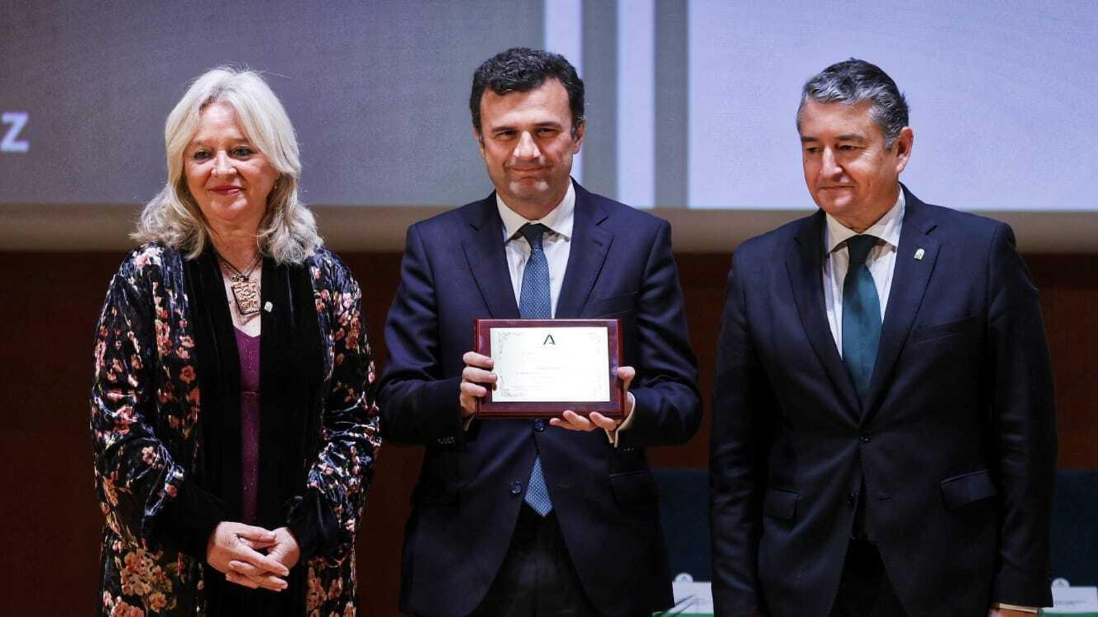 El acalde de Cádiz, con la plaza de reconocimiento recibida por la Junta de Andalucía.