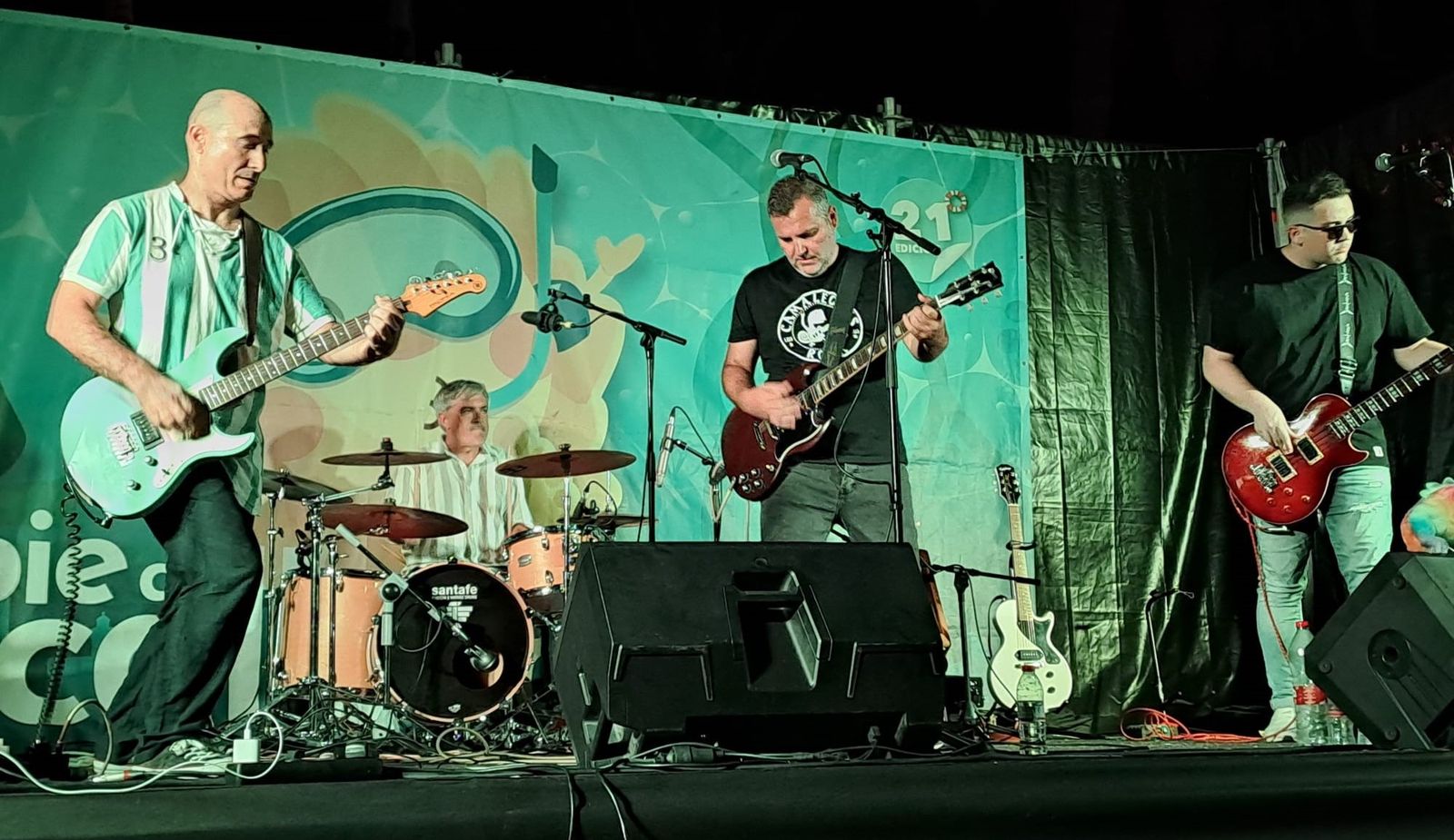 Los Camaleones Rock en una actuación en una edición de A pie de calle.