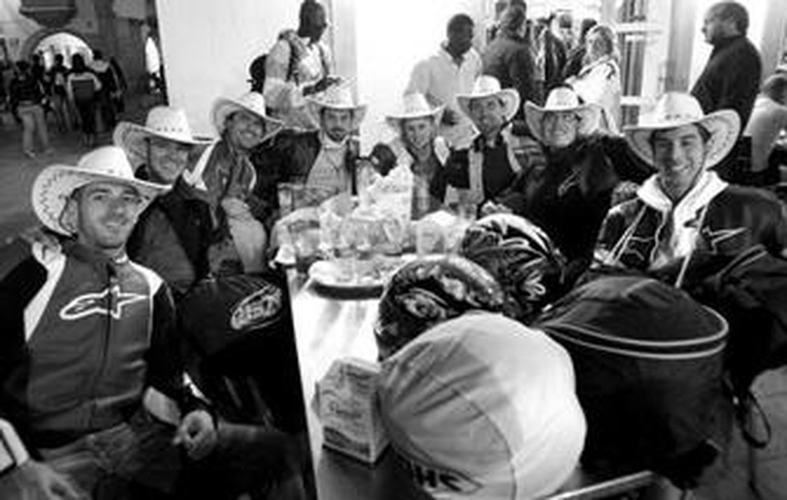 Un grupo de moteros ataviados con sombreros el sábado en una de las terrazas de El Puerto.