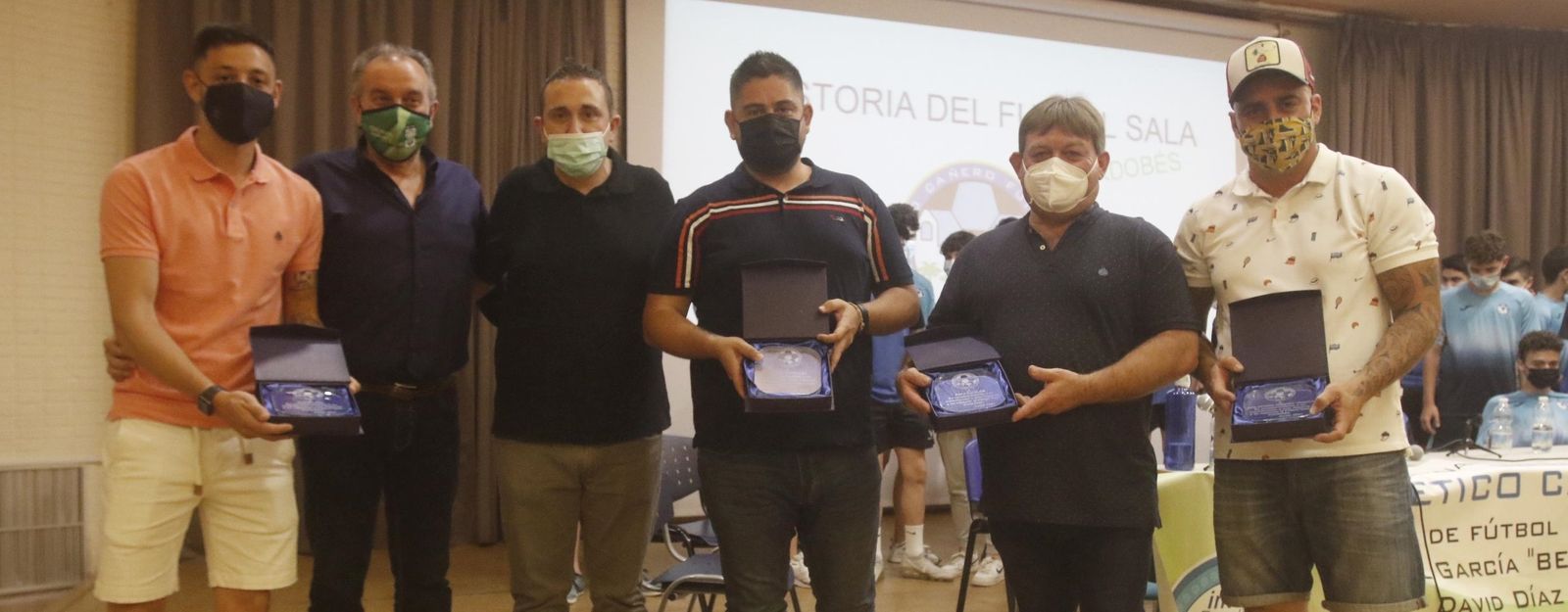 Los premiados posan durante el acto en el centro cívico de La Fuensanta.