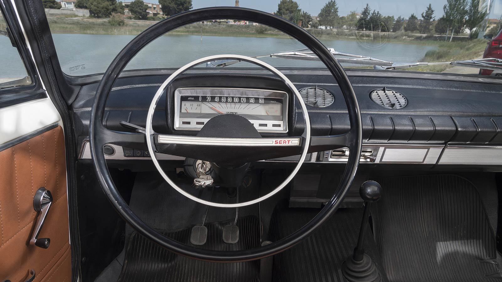 Imagen del interior del Seat 124.