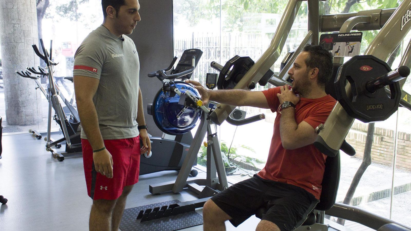 Un entrenador personal explica uno de los ejercicios.