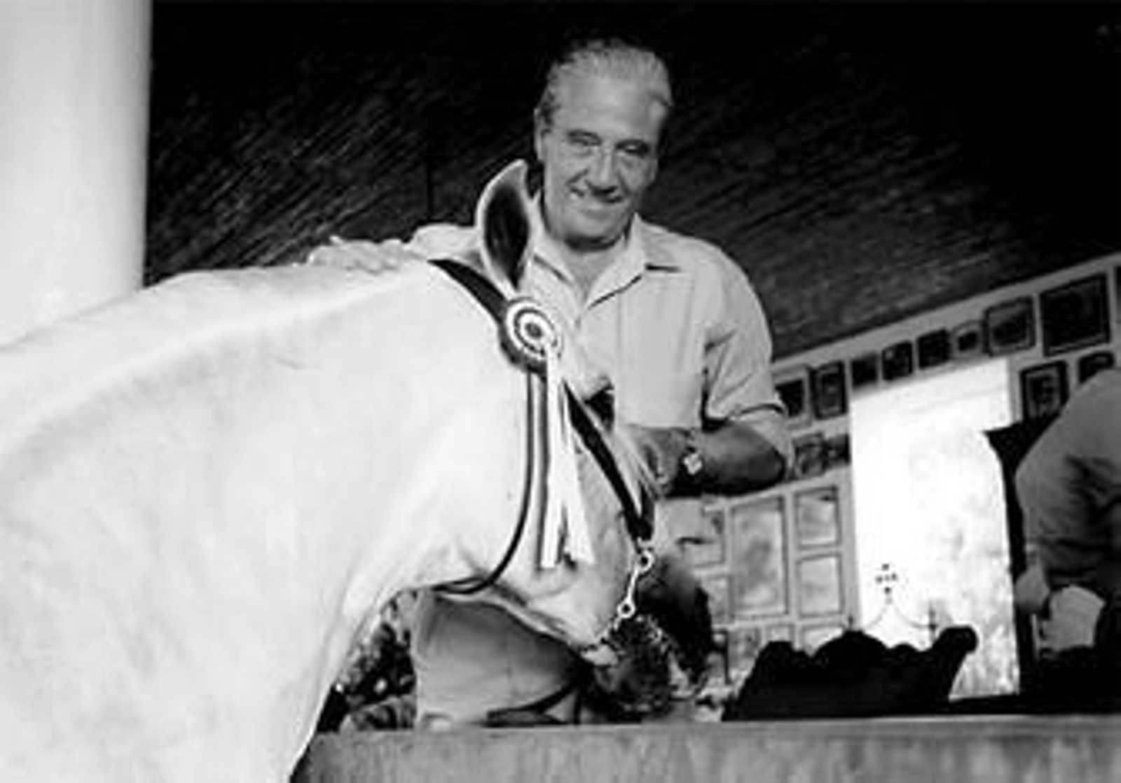 Miguel Ángel de Cárdenas posa junto al caballo 'Genil'.