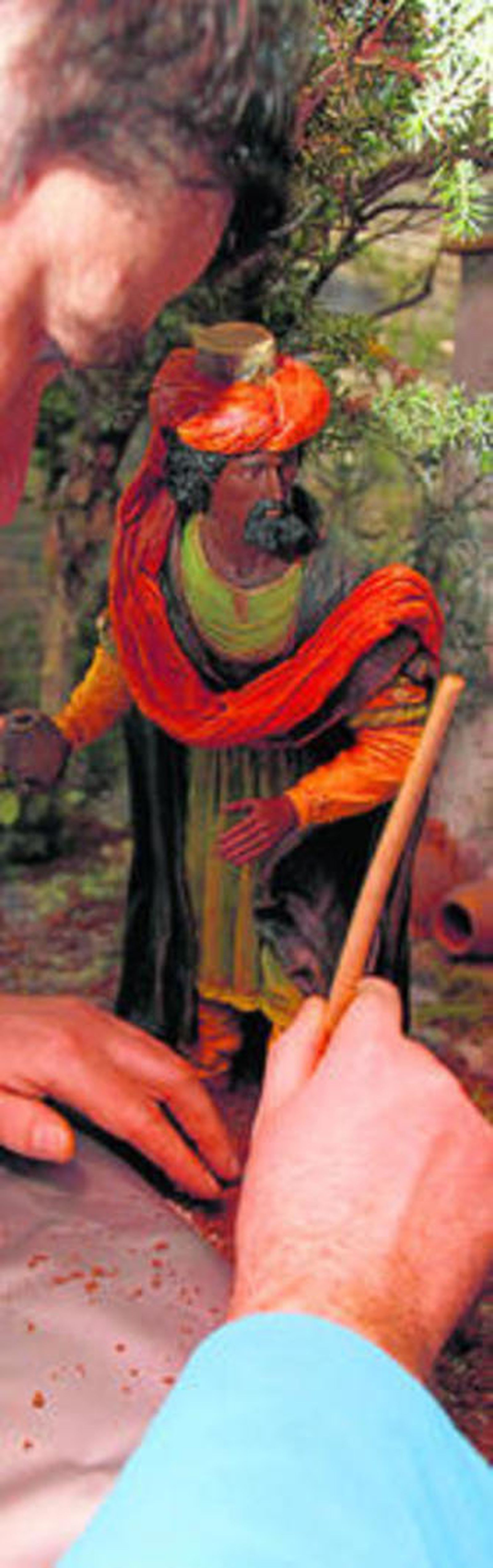 Retoques a una figura del portal de la Asociación de Belenistas.