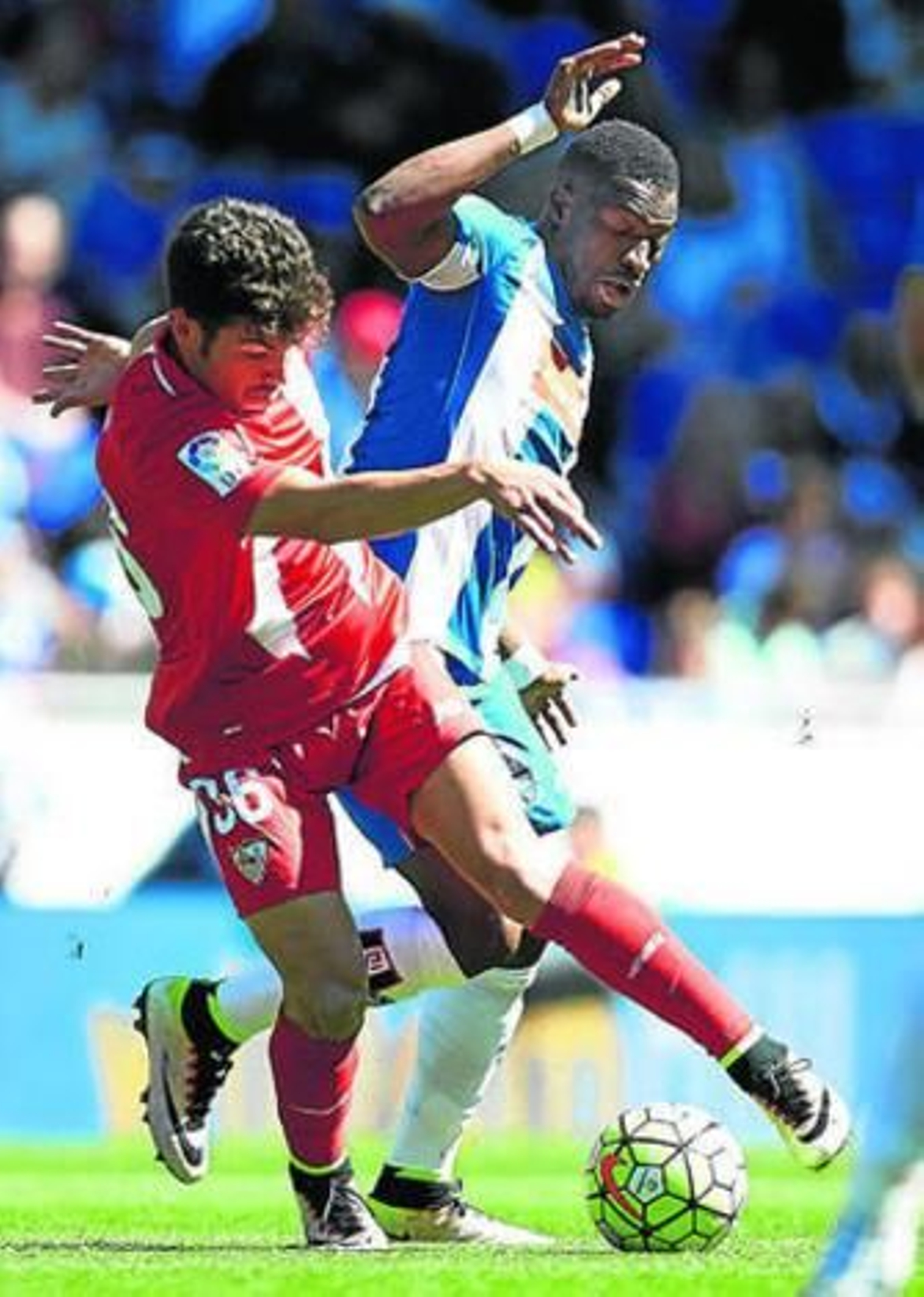 Curro, que no dejó de intentarlo por la izquierda primero y luego por la derecha, dribla a Diop.