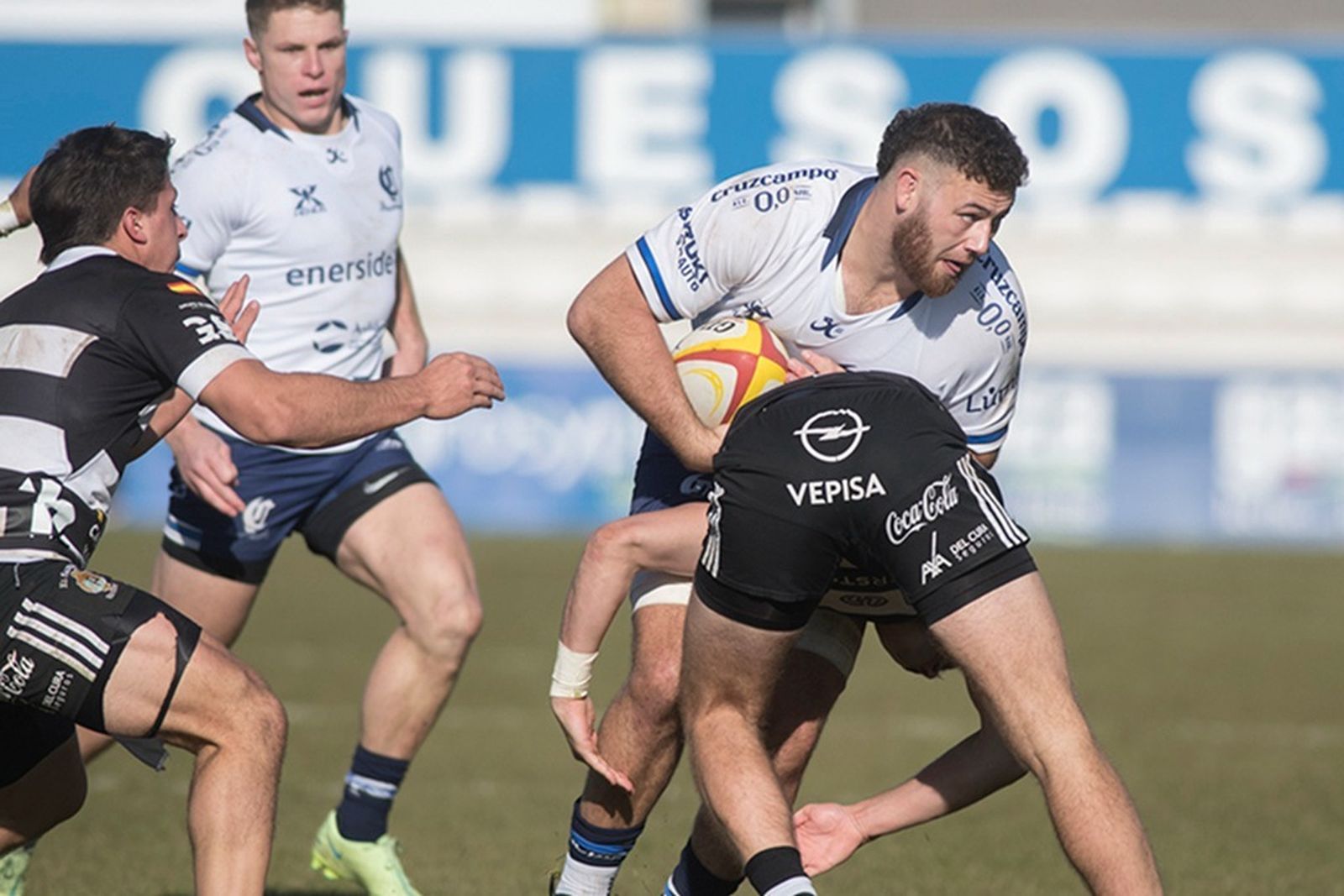 Sam Wesley percute contra la defensa vallisoletana.