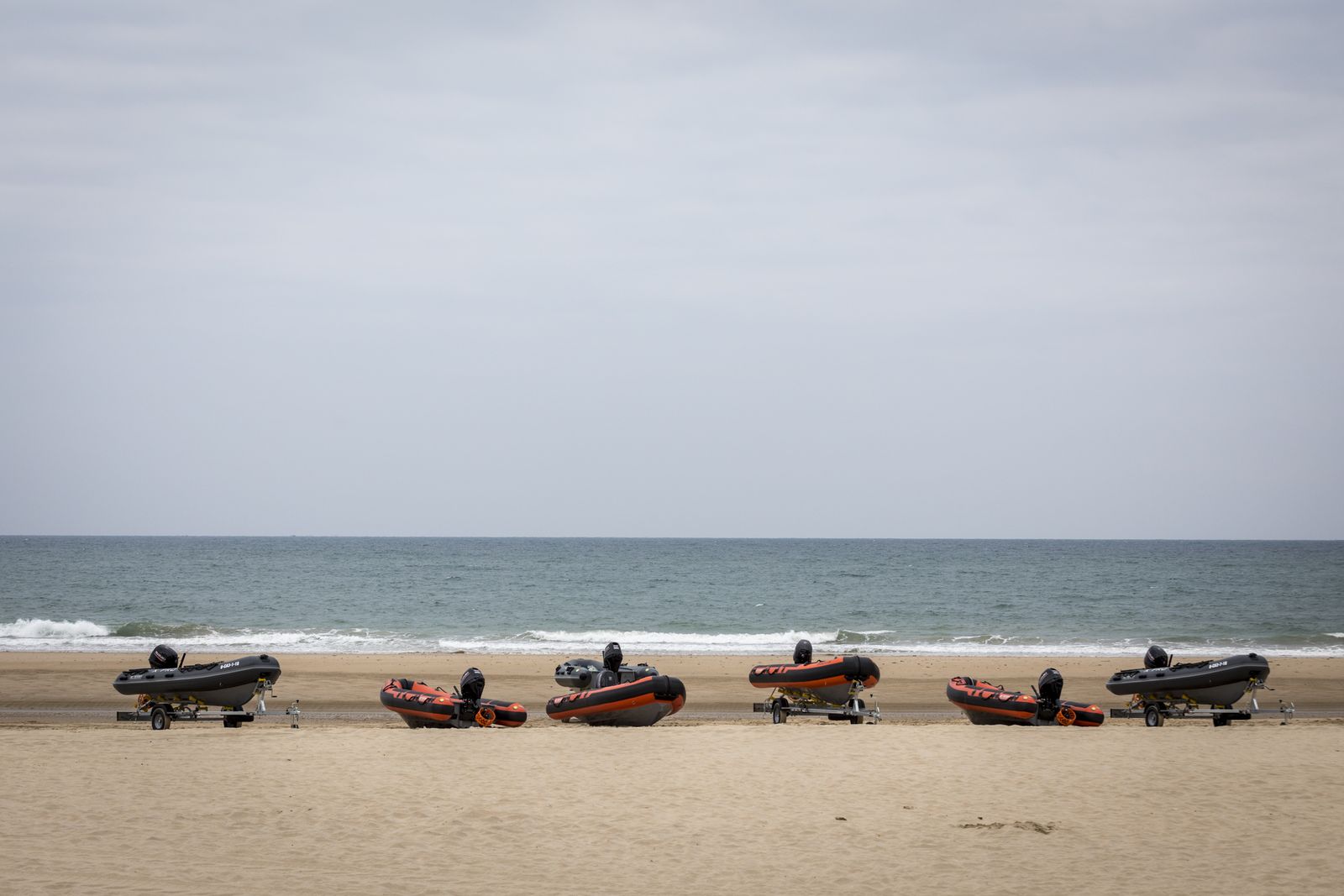 Las lanchas semirrígidas esperando sobre la arena de la playa Victoria.
