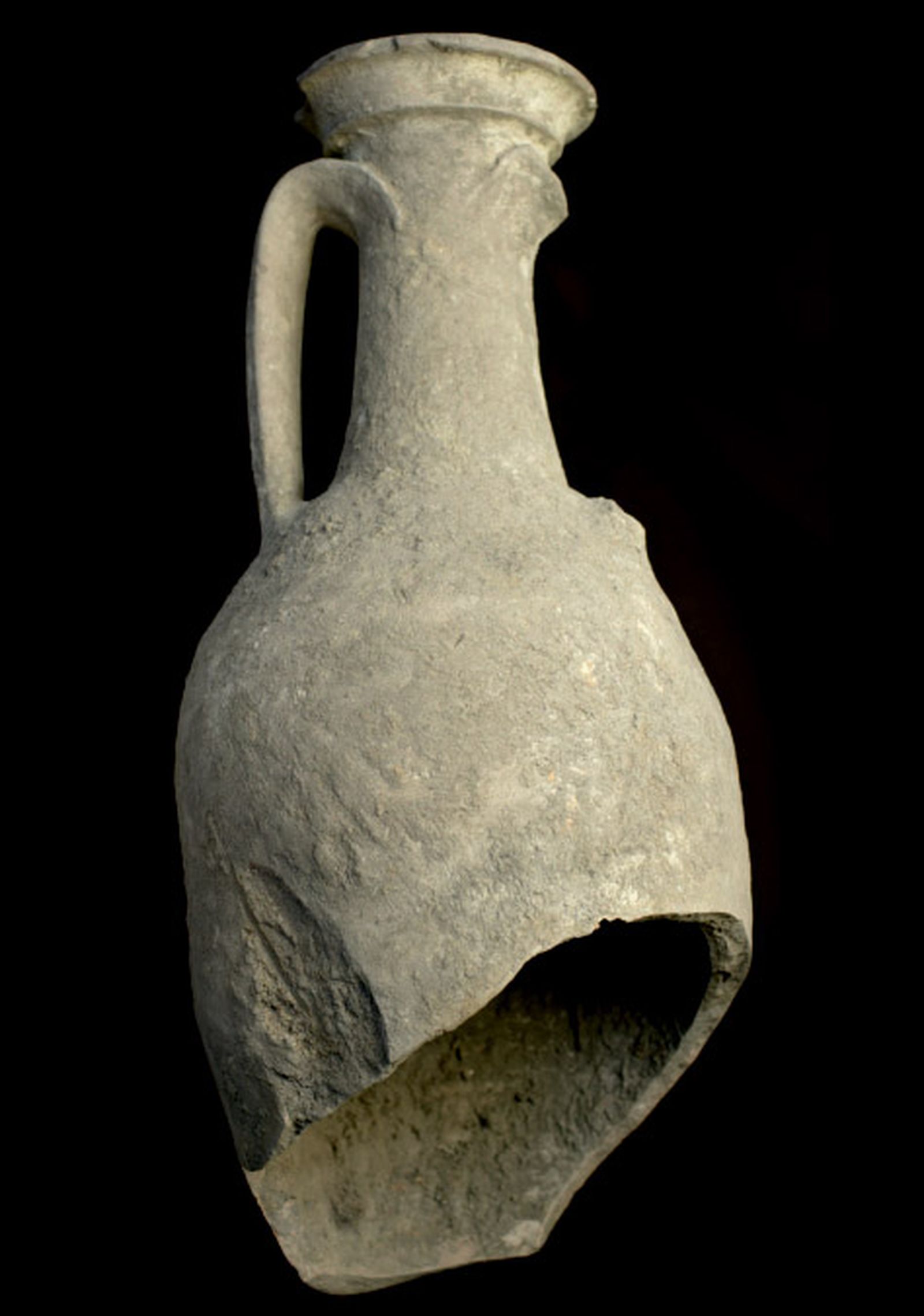 Ánfora salsaria hallada en la excavación de la factoría de Villa Victoria.