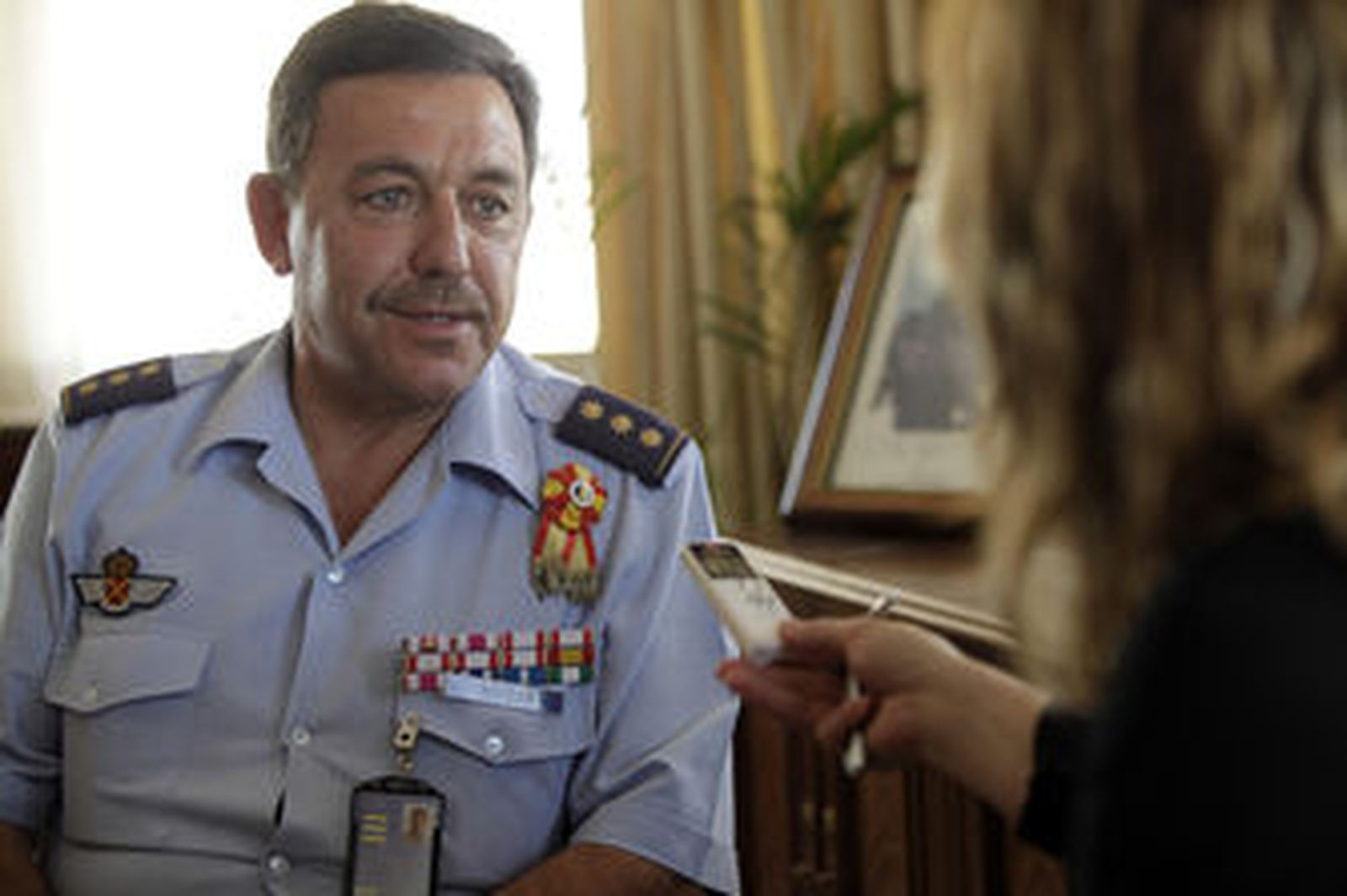 "Una base aérea funciona como un pueblo y el coronel jefe es su alcalde"