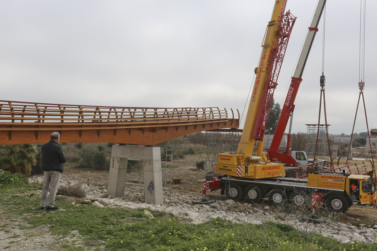 Fotos de las obras de la pasarela del río Guadalhorce en Málaga